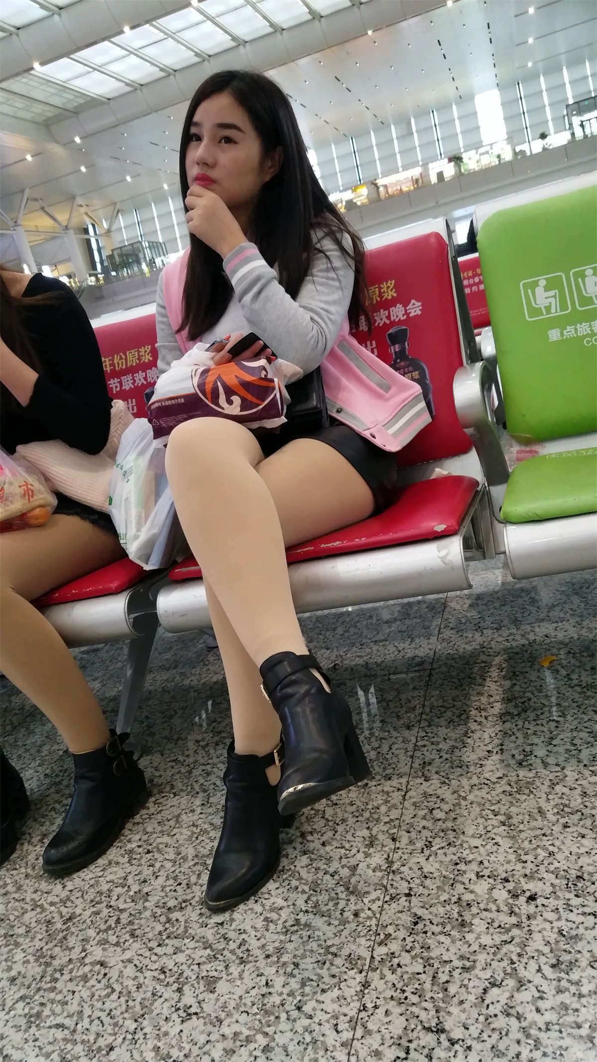 灰色毛衣肉丝黑裸靴尤物