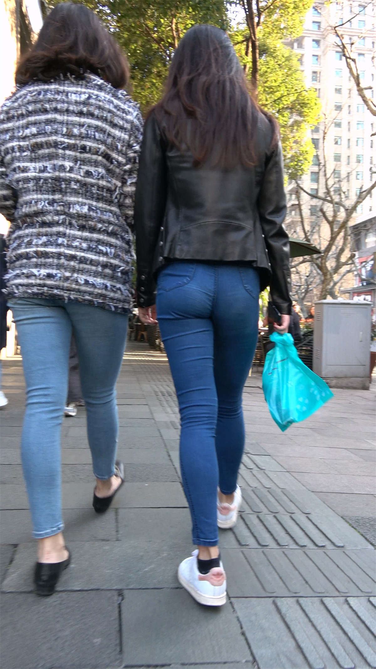 蓝色紧身牛仔裤美女