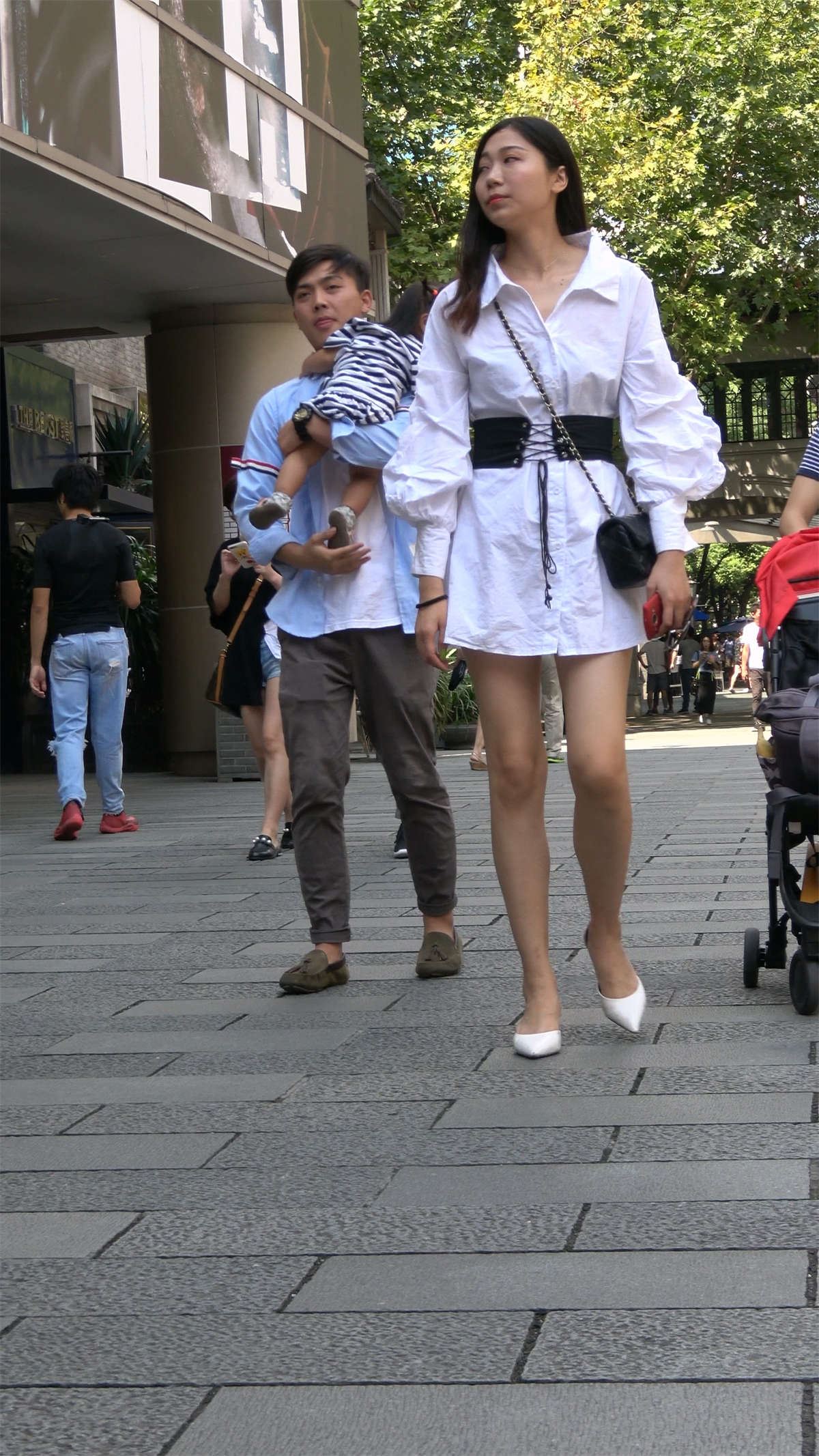 天生丽质白色连衣裙美腿气质小姐姐