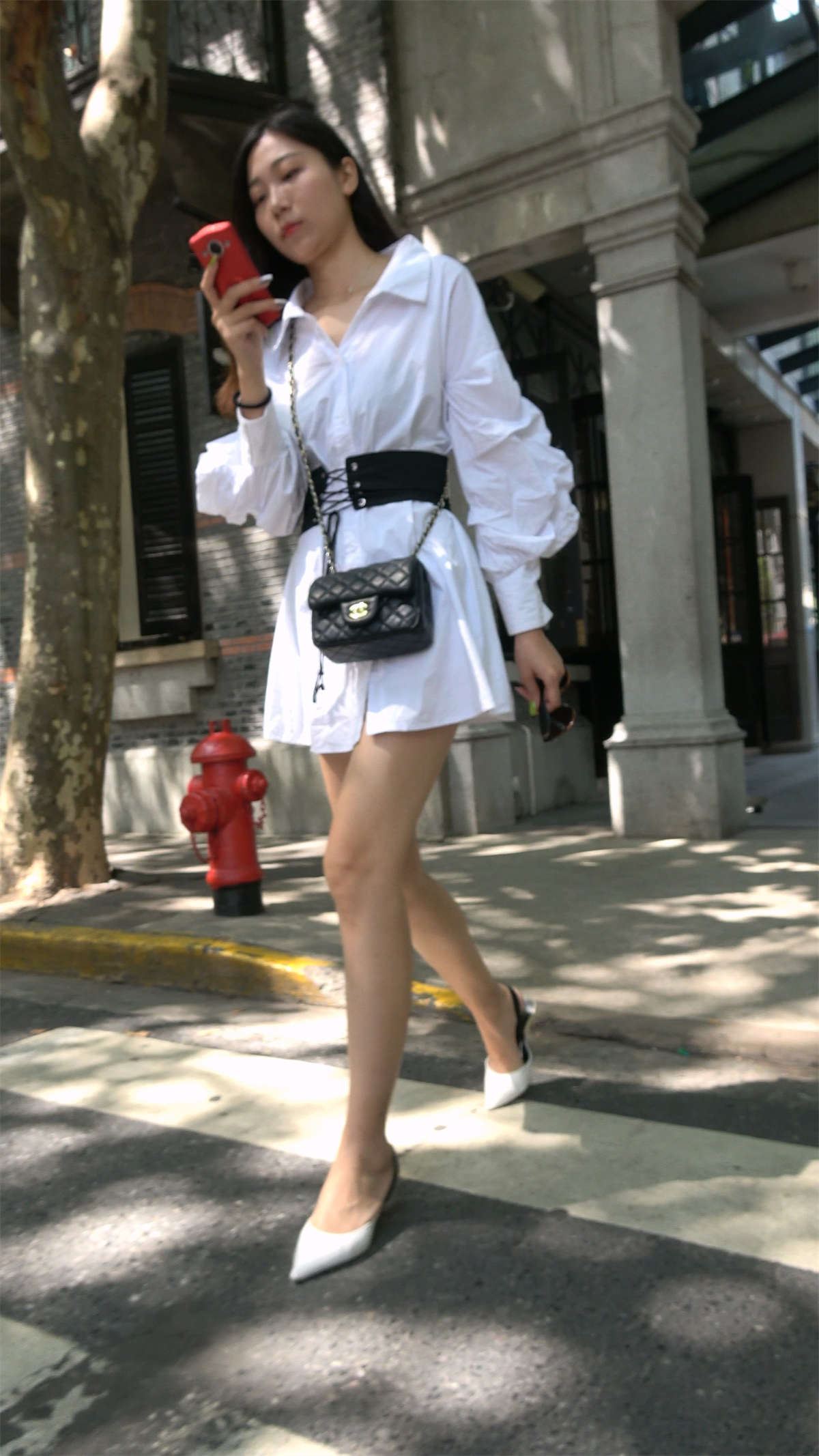 天生丽质白色连衣裙美腿气质小姐姐