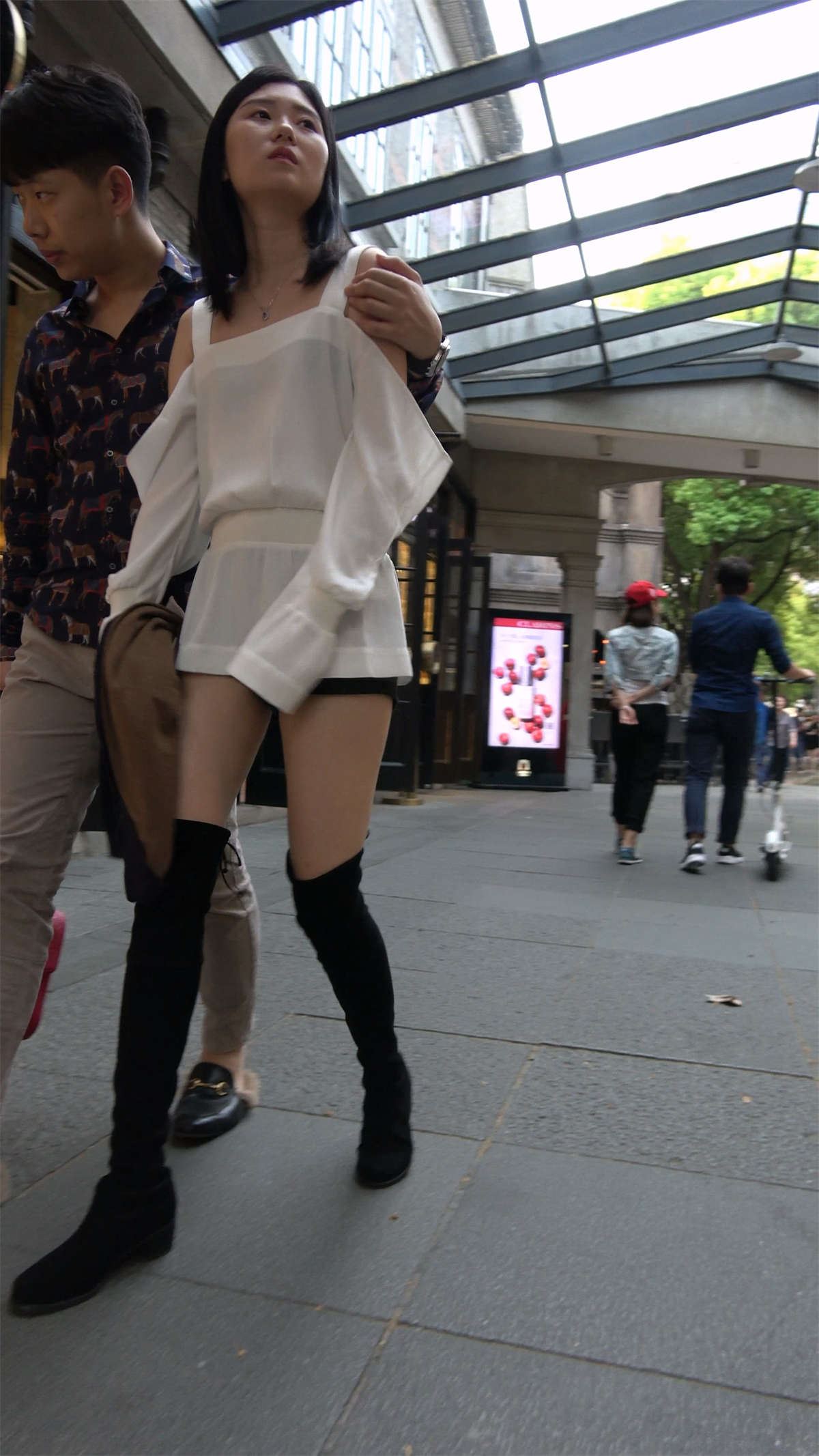 白色雪纺衫热裤美腿性感大美女