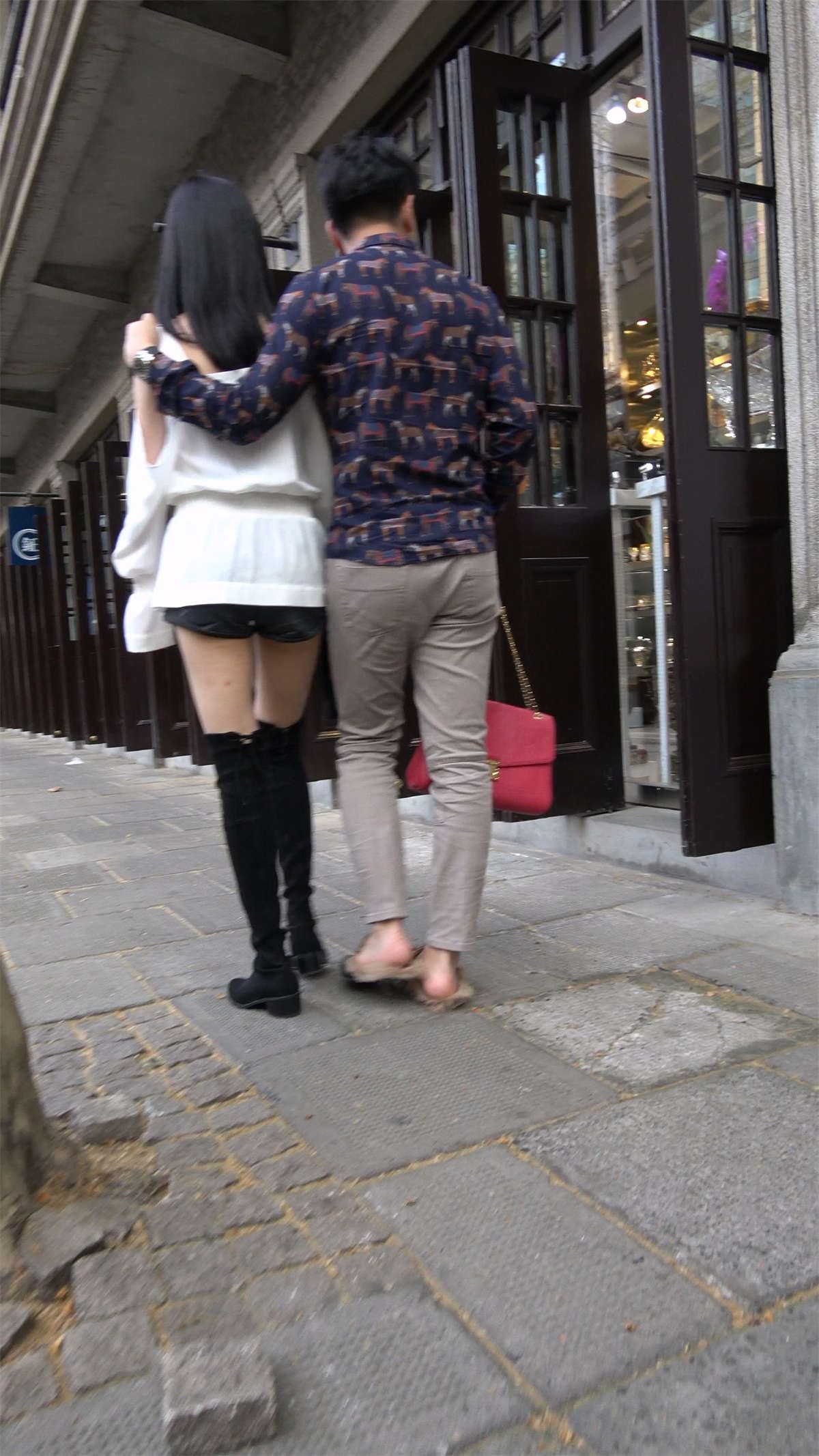 白色雪纺衫热裤美腿性感大美女
