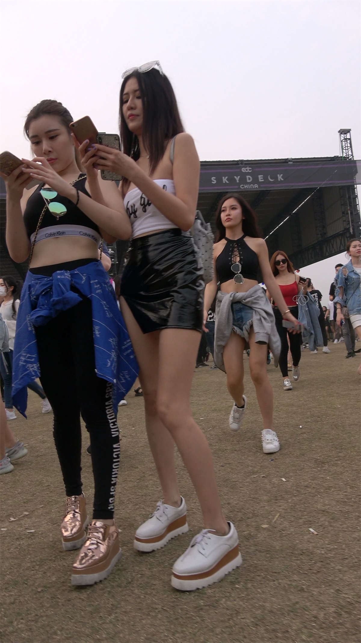 性感抹胸包臀皮裙火辣身材高颜值美女