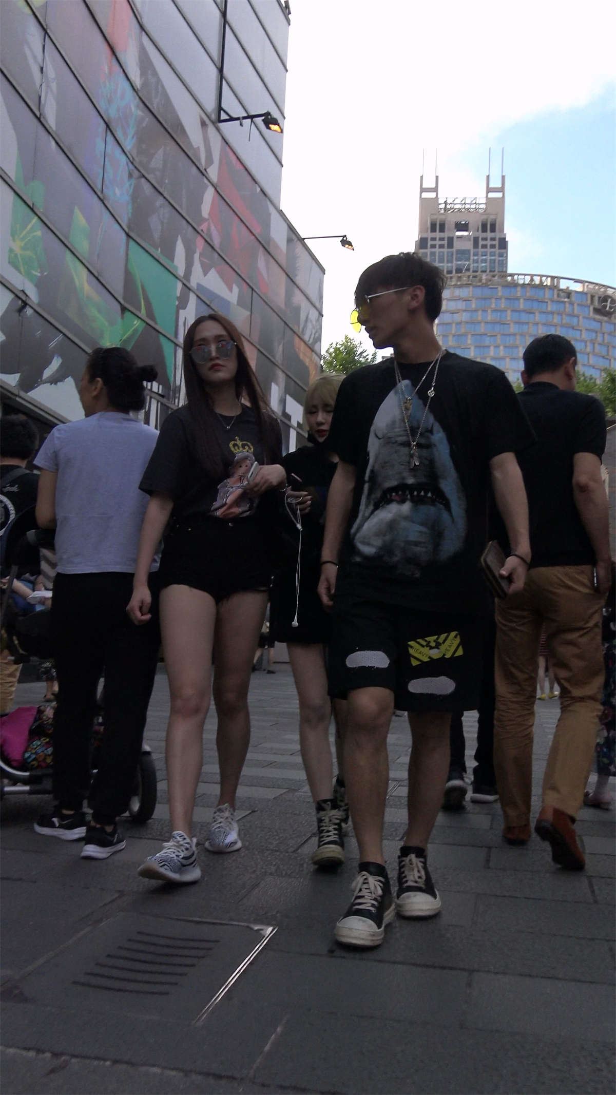 黑衣超短裤美臀墨镜美女短裤还能再短点吗