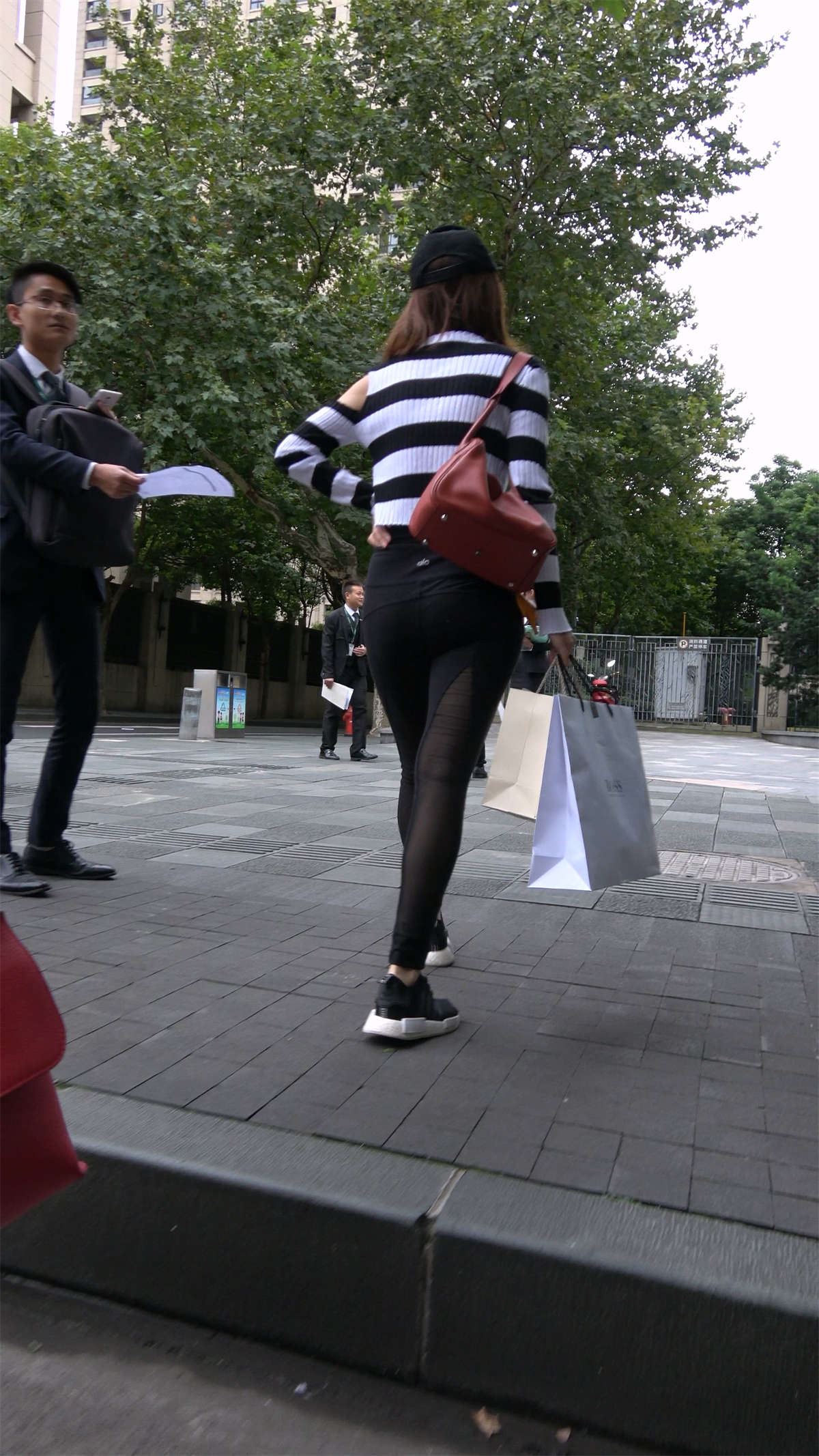 运动弹力裤鸭舌帽美女小姐姐