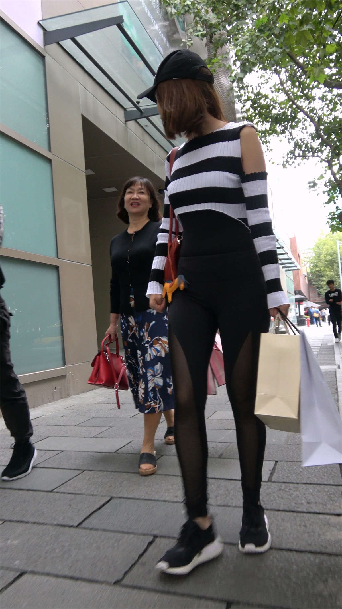 运动弹力裤鸭舌帽美女小姐姐