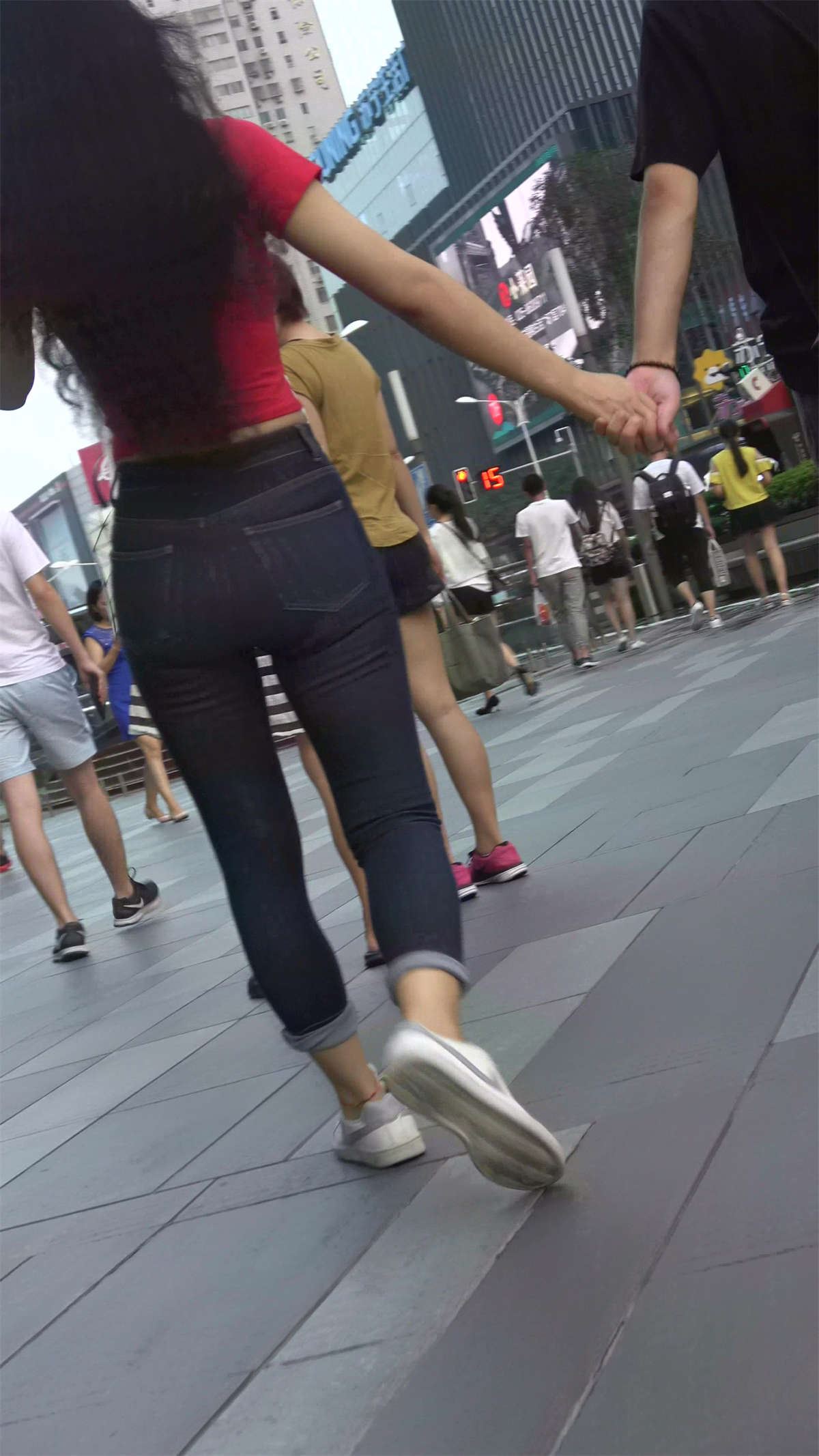 红T恤曼妙小蛮腰丰臀紧身蓝牛美女