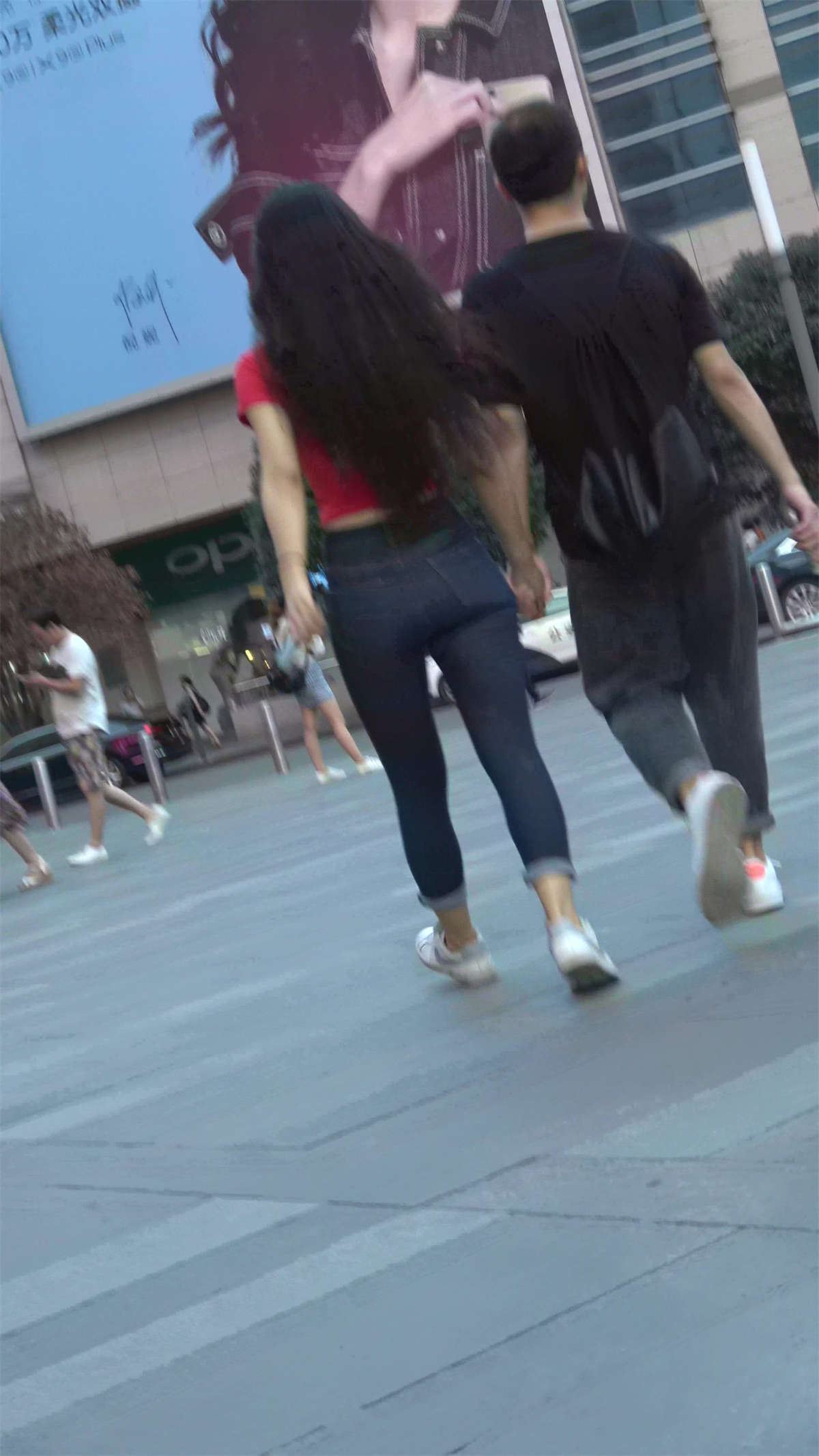 红T恤曼妙小蛮腰丰臀紧身蓝牛美女