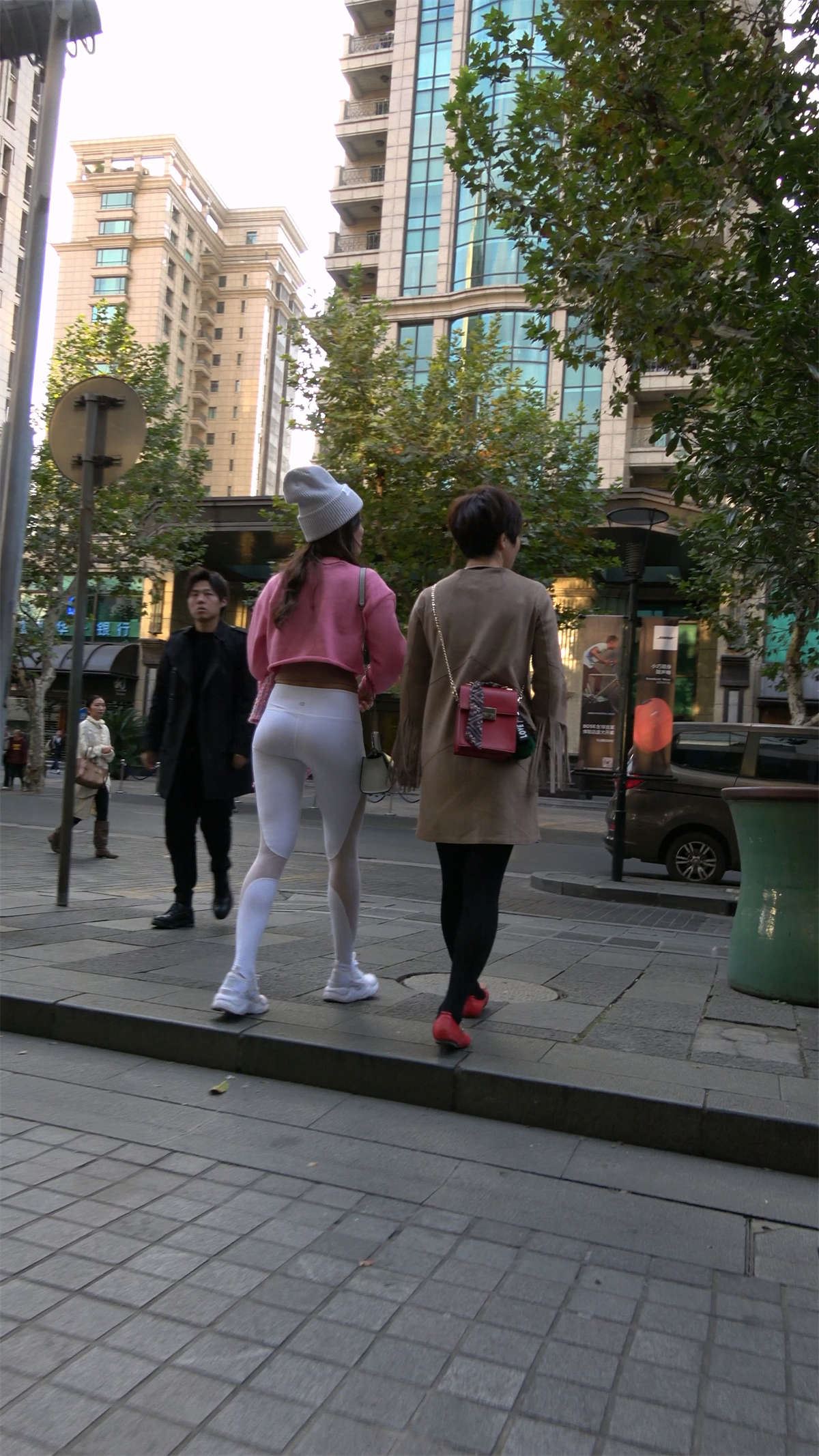 极品紧身弹力裤粉衣翘臀美女3