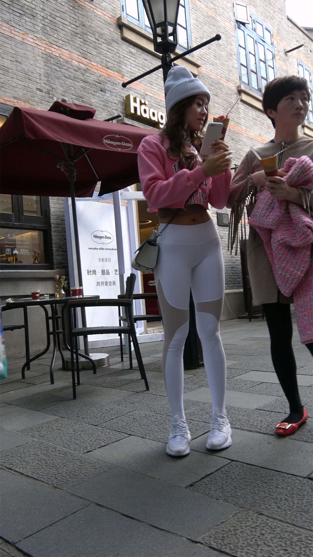 极品紧身弹力裤粉衣翘臀美女2