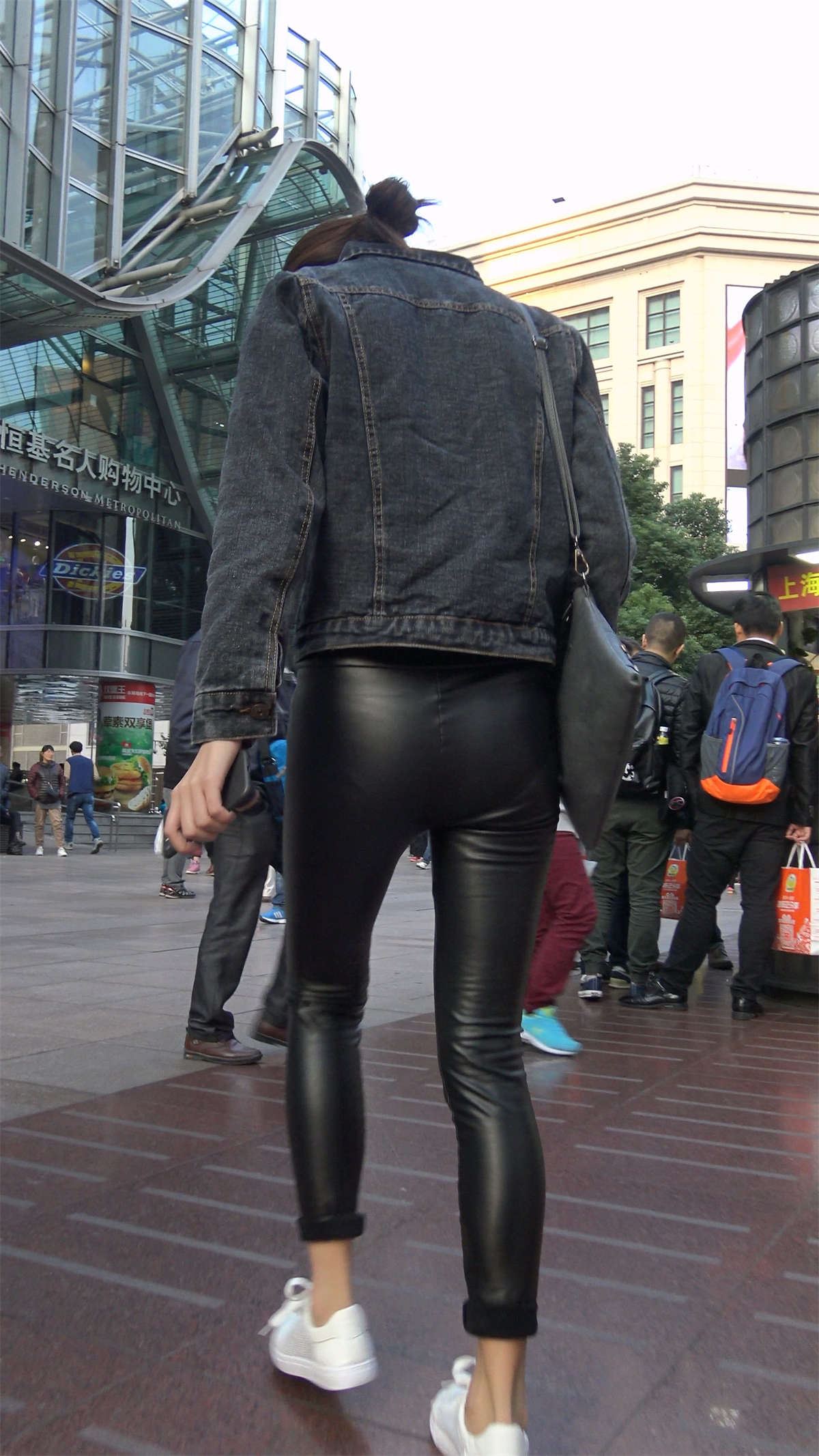 黑色紧身皮裤牛仔外套苗条身材美女