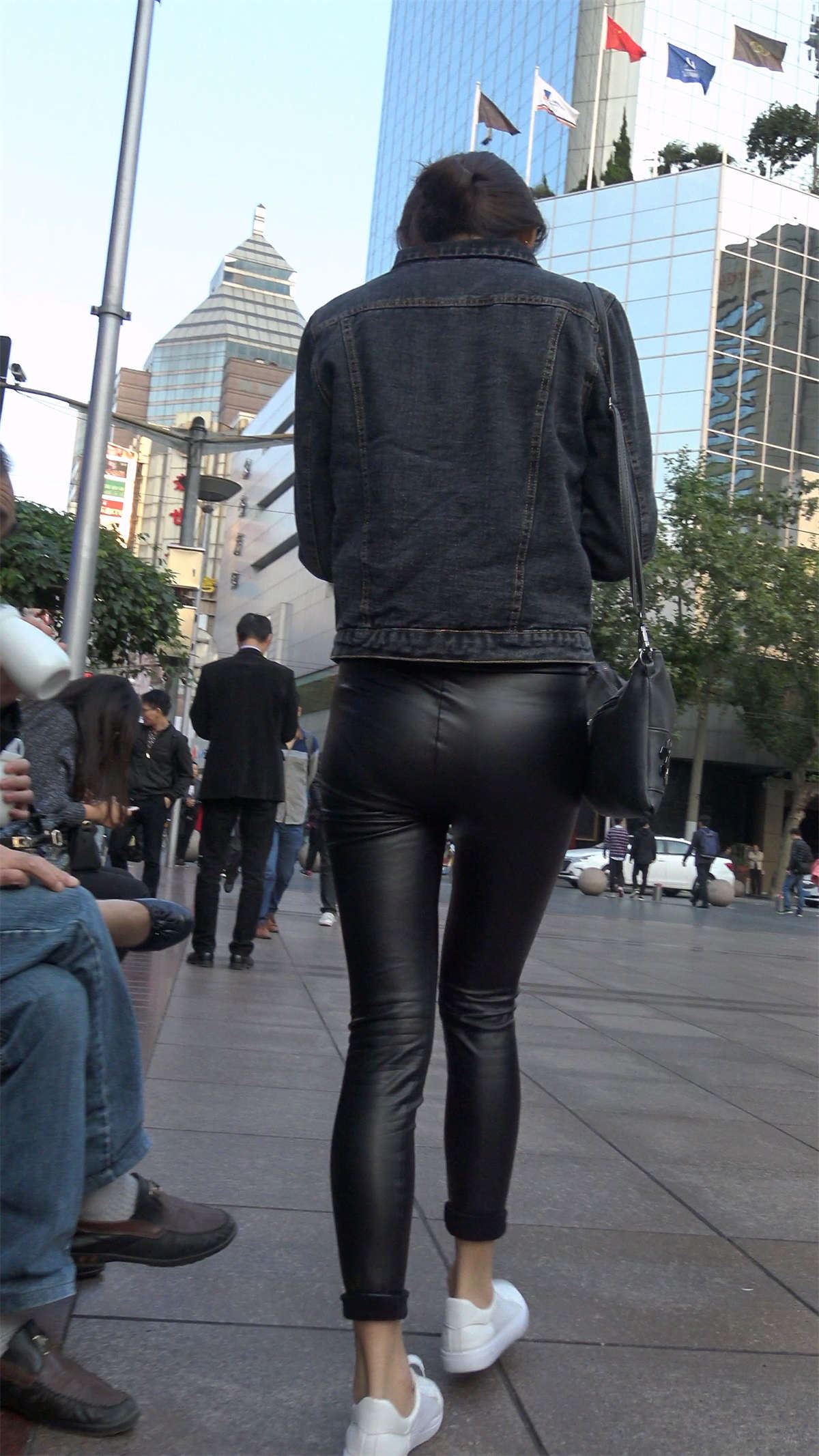 牛仔外套紧身皮裤美女姐姐