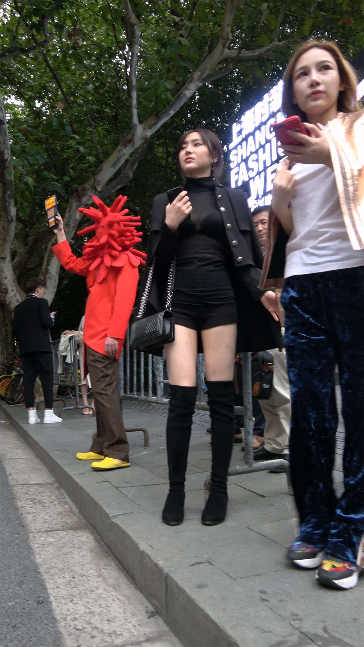 黑色长靴热裤小西装美腿美女