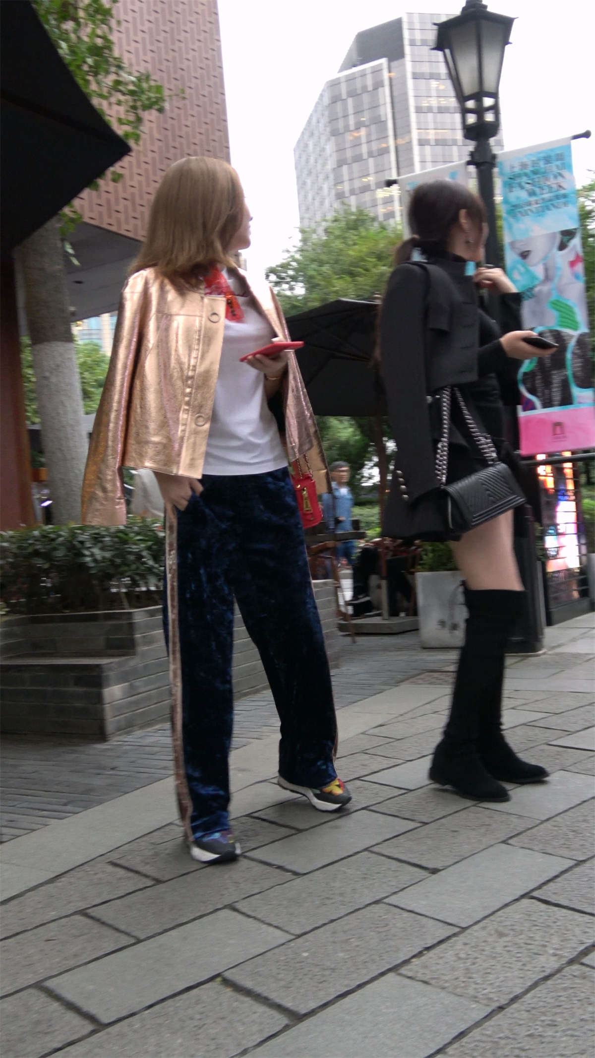 黑色长靴热裤小西装美腿美女