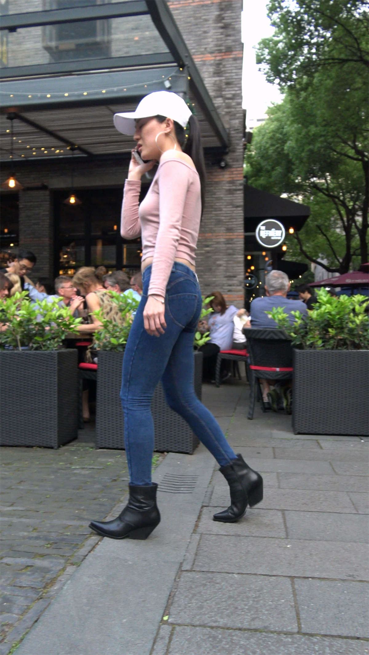 极度紧绷蓝牛粉衣鸭舌帽美女