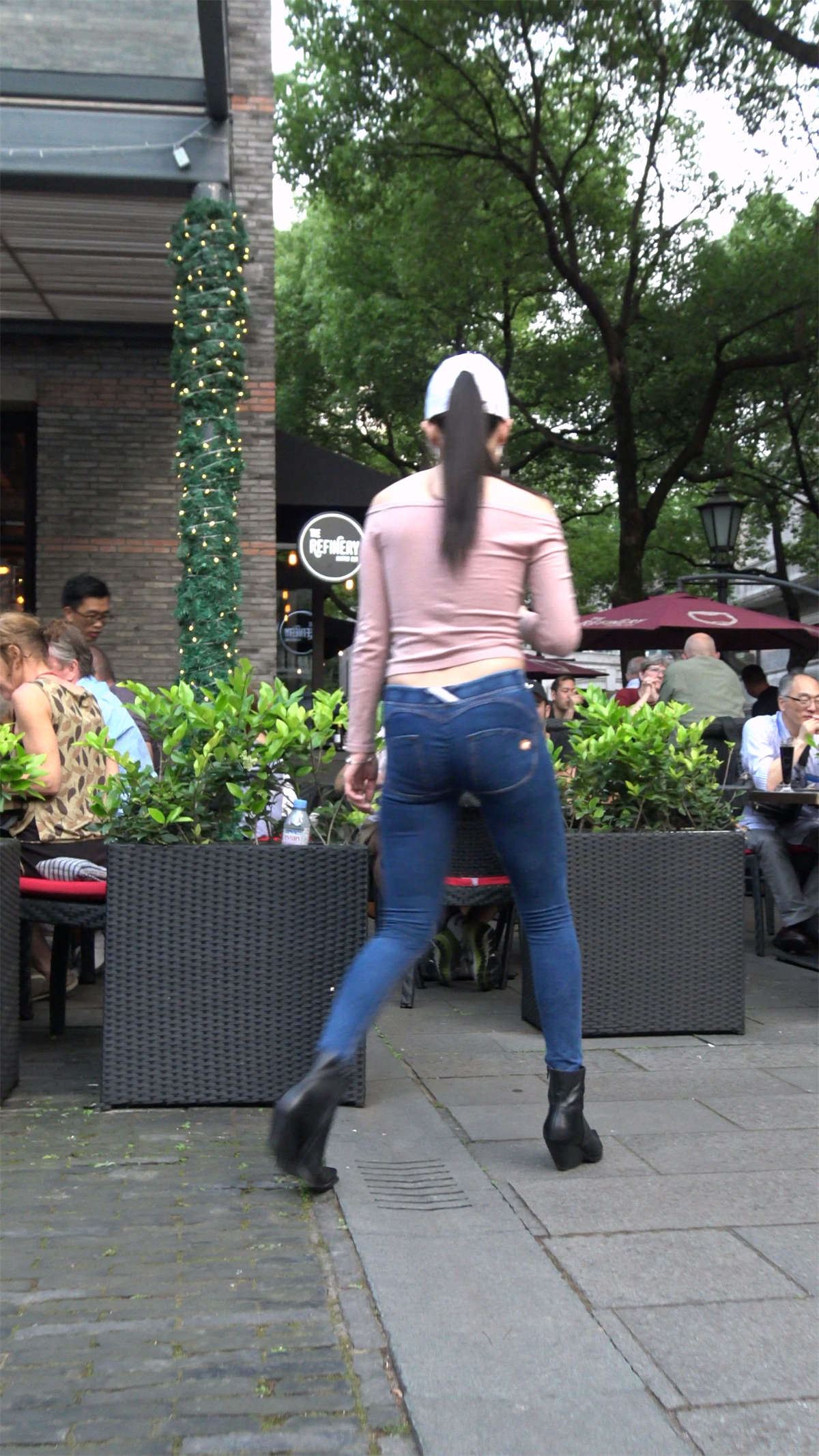 极度紧绷蓝牛粉衣鸭舌帽美女