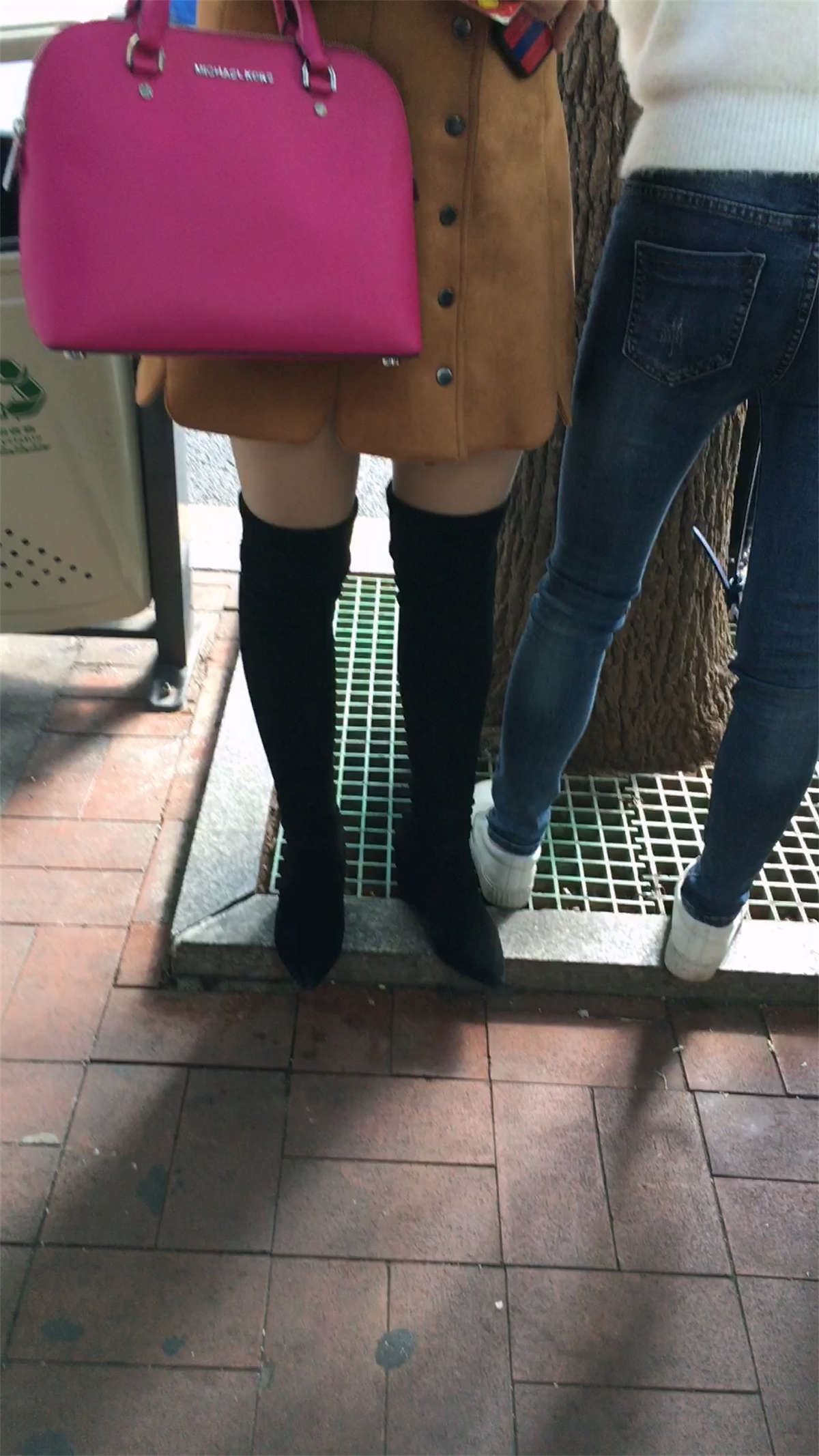 等公交车的高筒靴好身材妹子