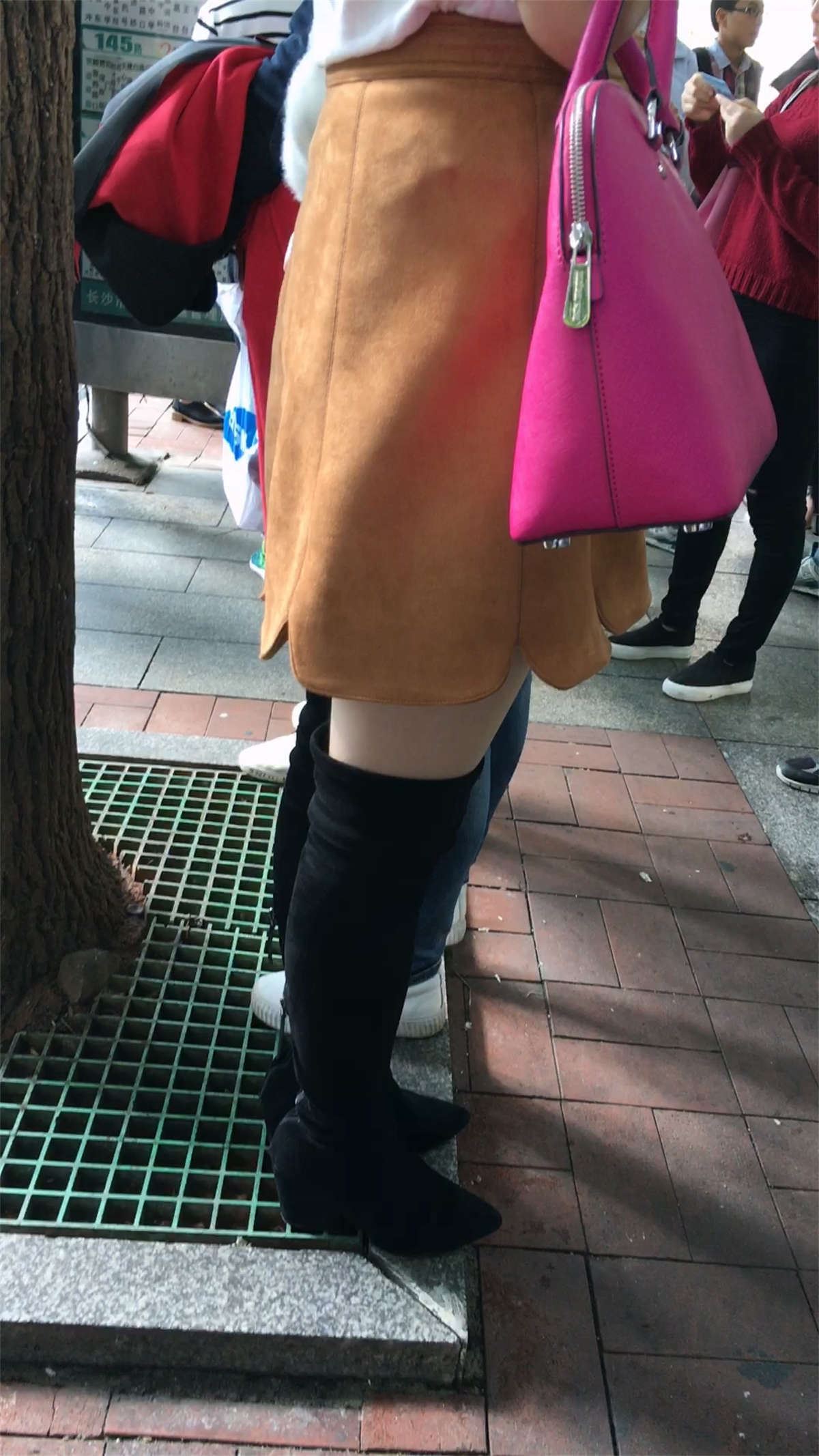 等公交车的高筒靴好身材妹子