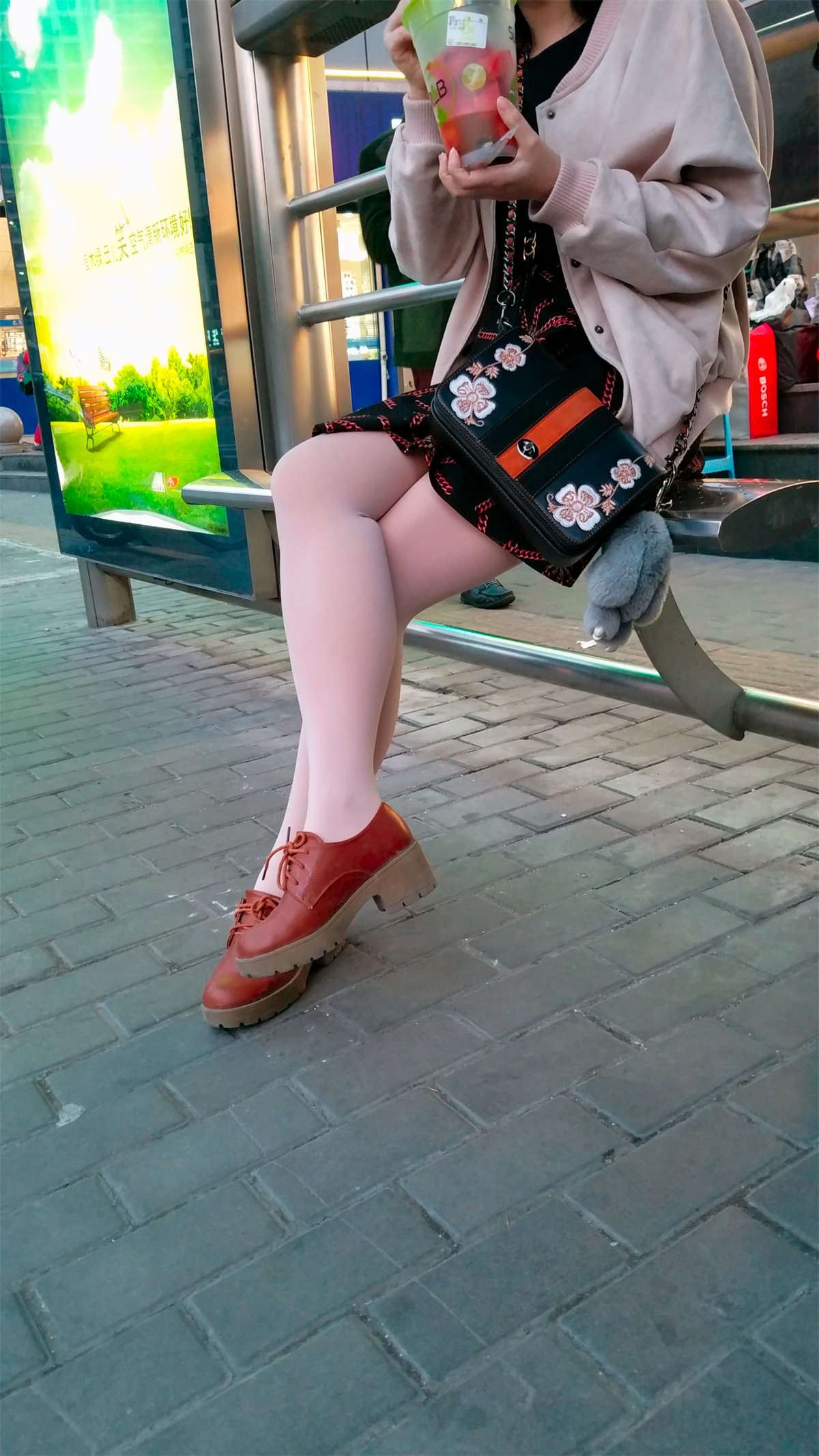 公交车站肉丝大白腿