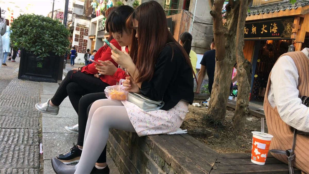 坐在花坛休息的极品美腿丝袜美女