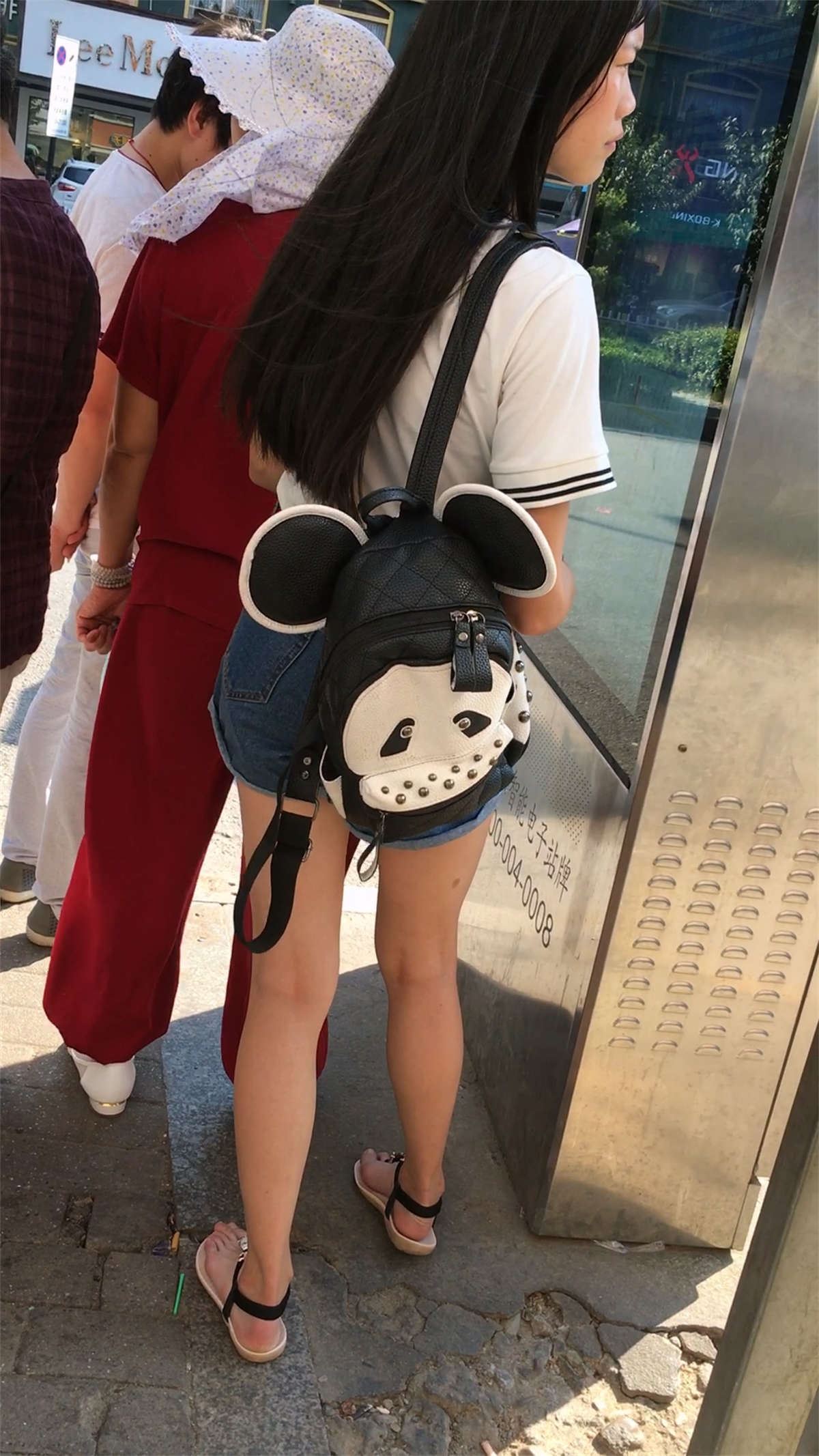 腿很光滑白嫩的年轻学生妹子