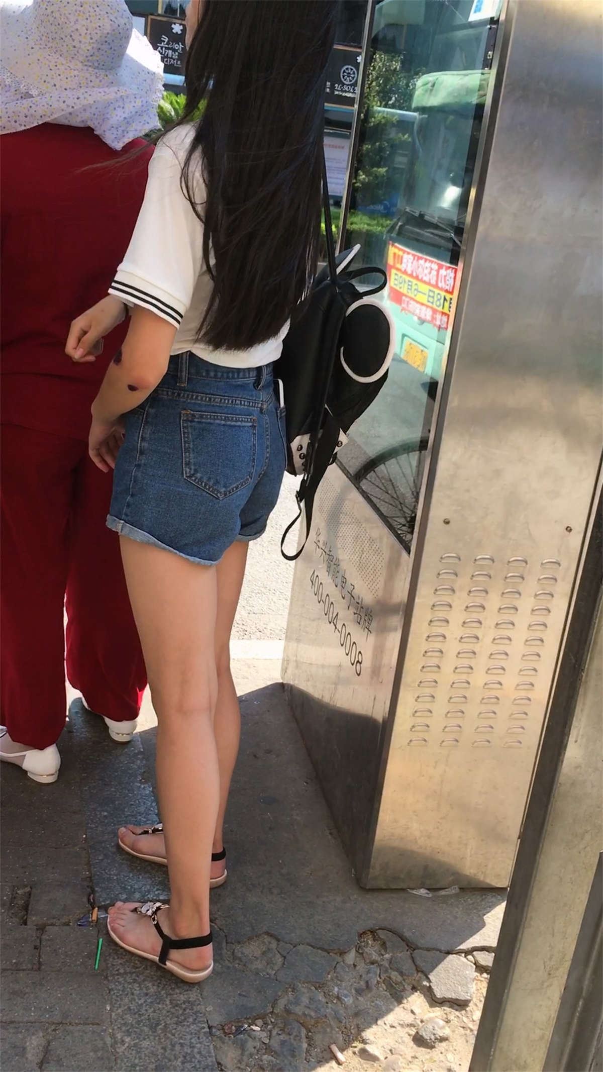 腿很光滑白嫩的年轻学生妹子