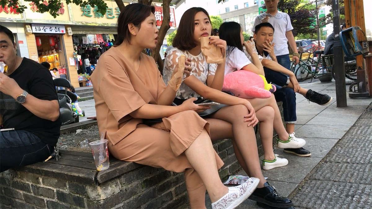 和朋友聊天的黑色包臀裙妹子