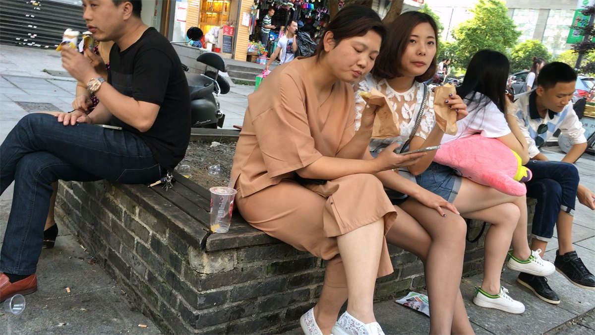 和朋友聊天的黑色包臀裙妹子