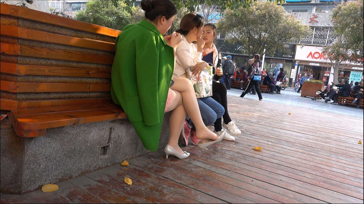 路边休息的肉丝袜高跟鞋美足