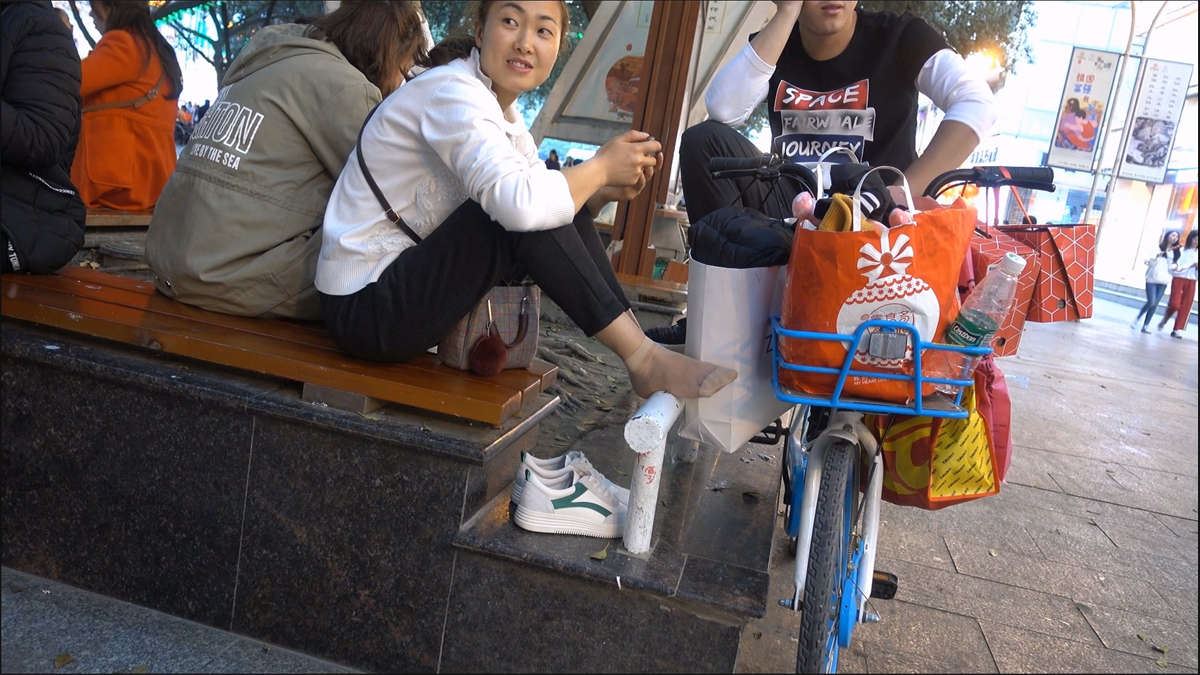 坐在花坛休息的少妇