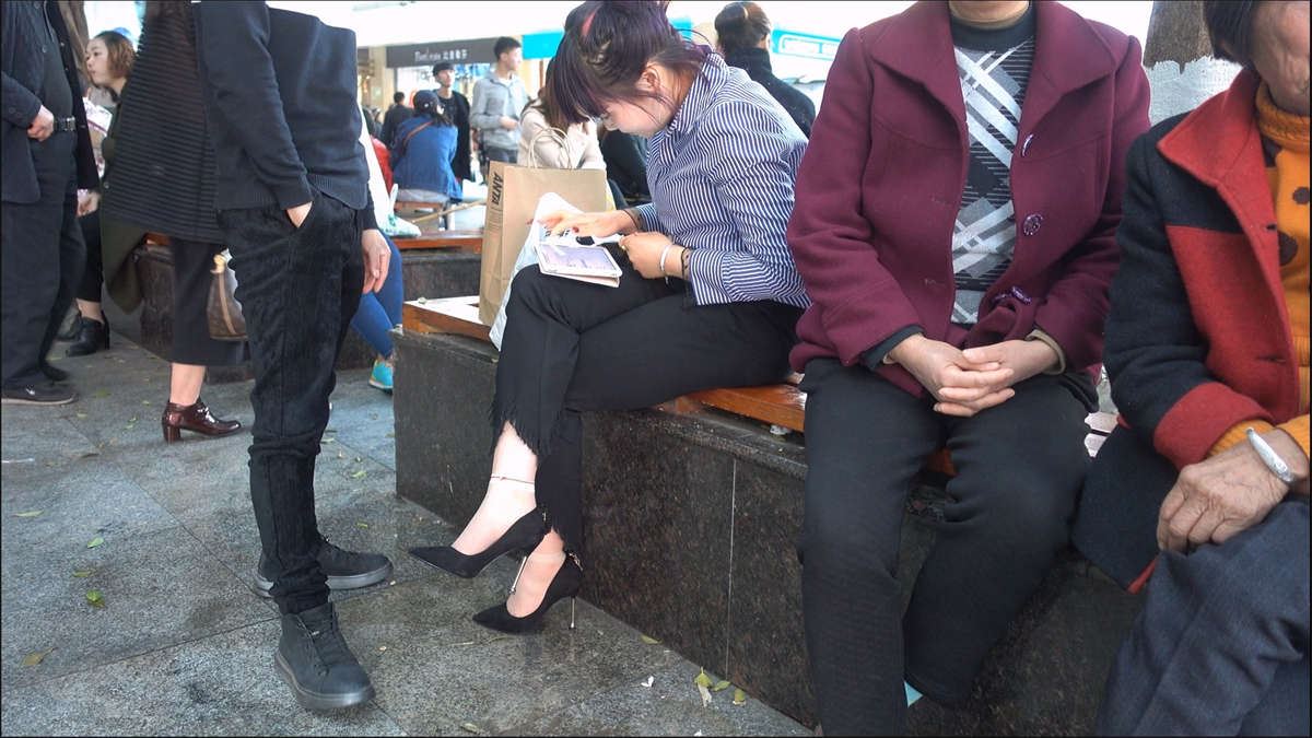 花坛边休息的美女