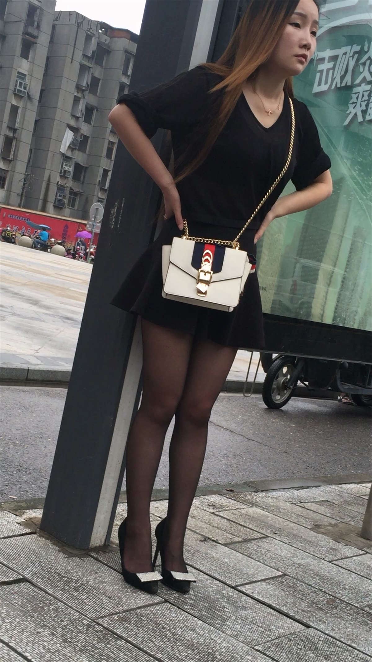 漂亮黑丝高跟MM车站等车