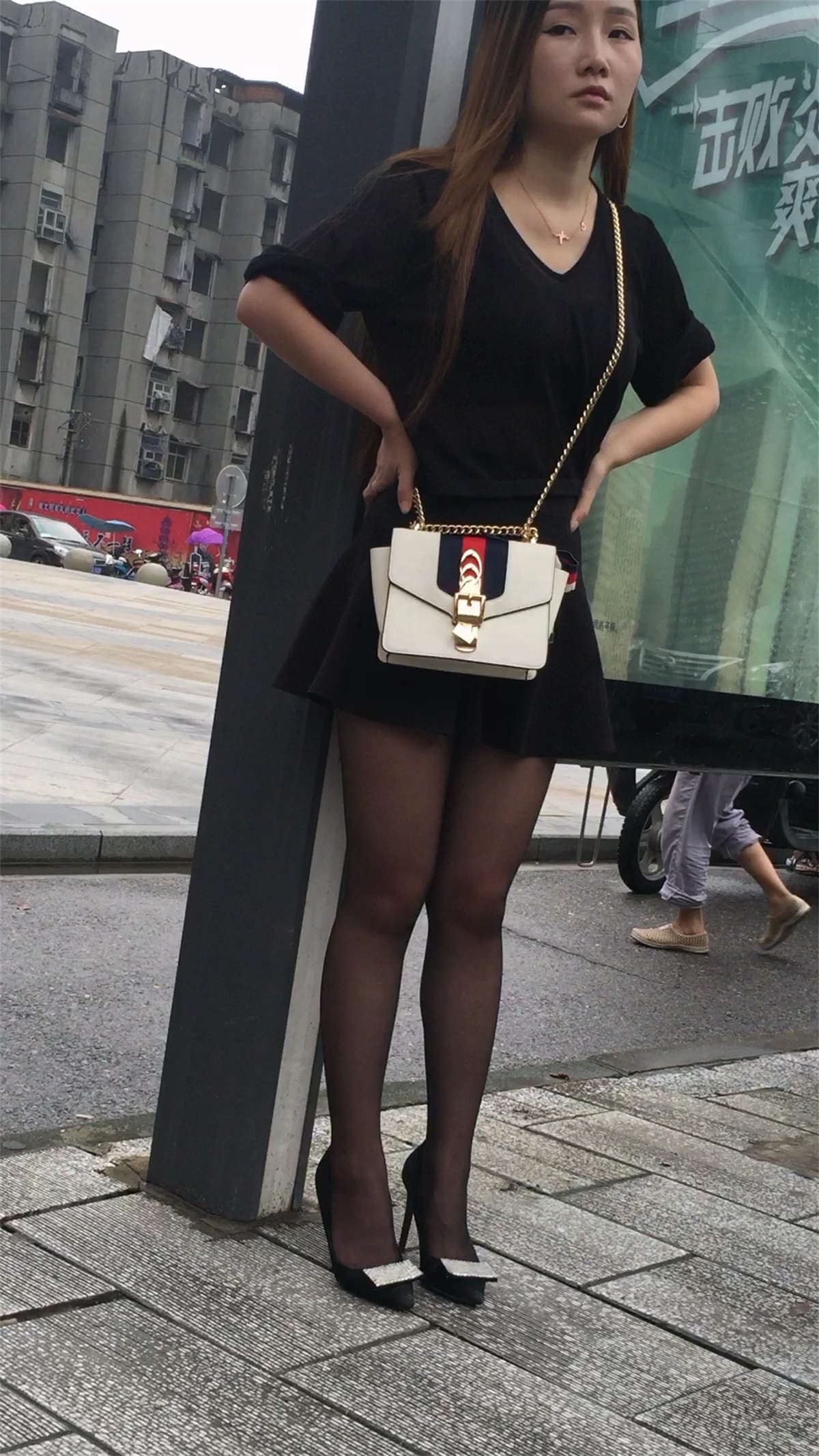 漂亮黑丝高跟MM车站等车