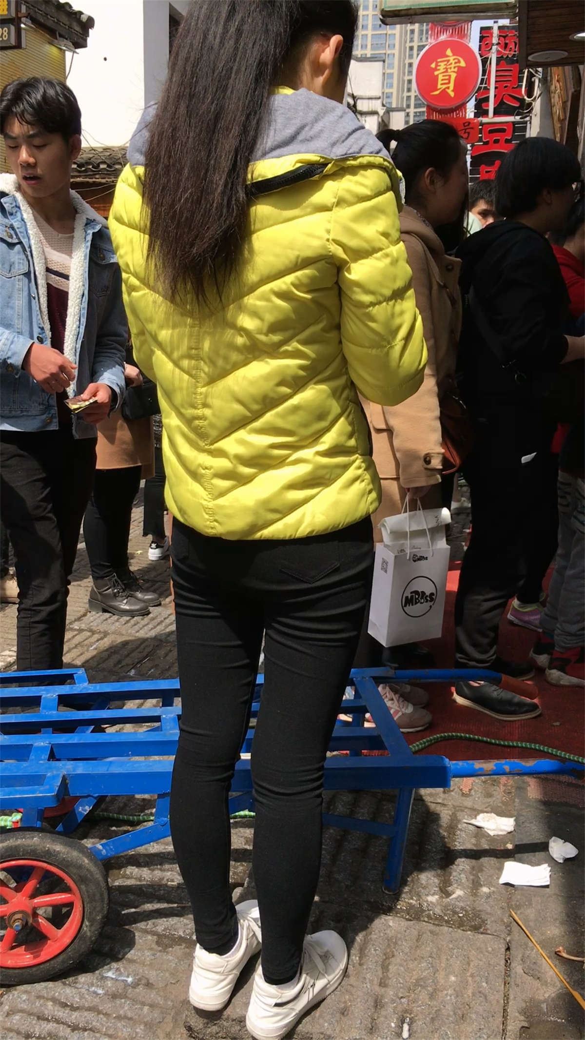 排队买小吃的美女