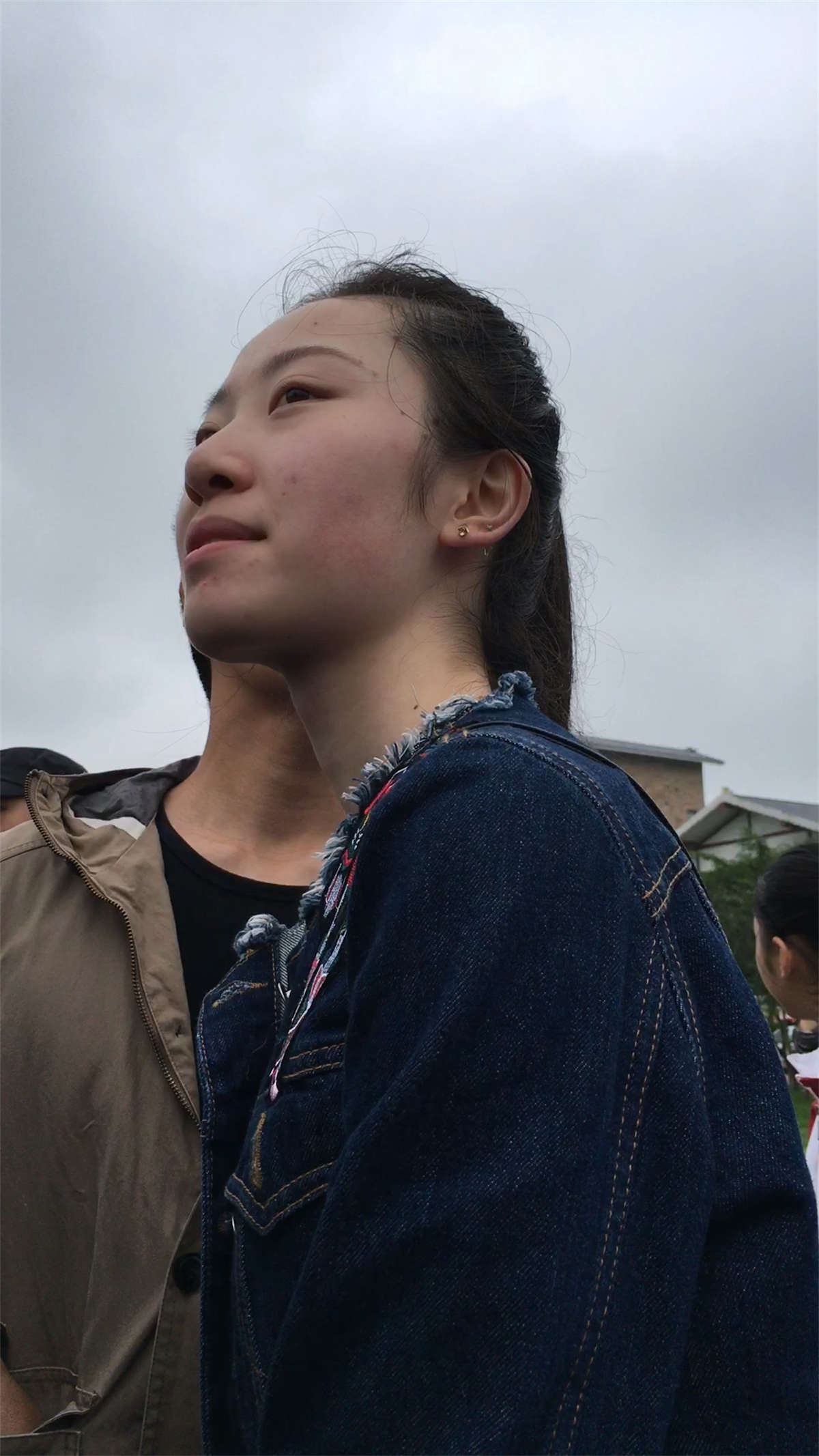 和男友手牵手的白色紧身裤美眉