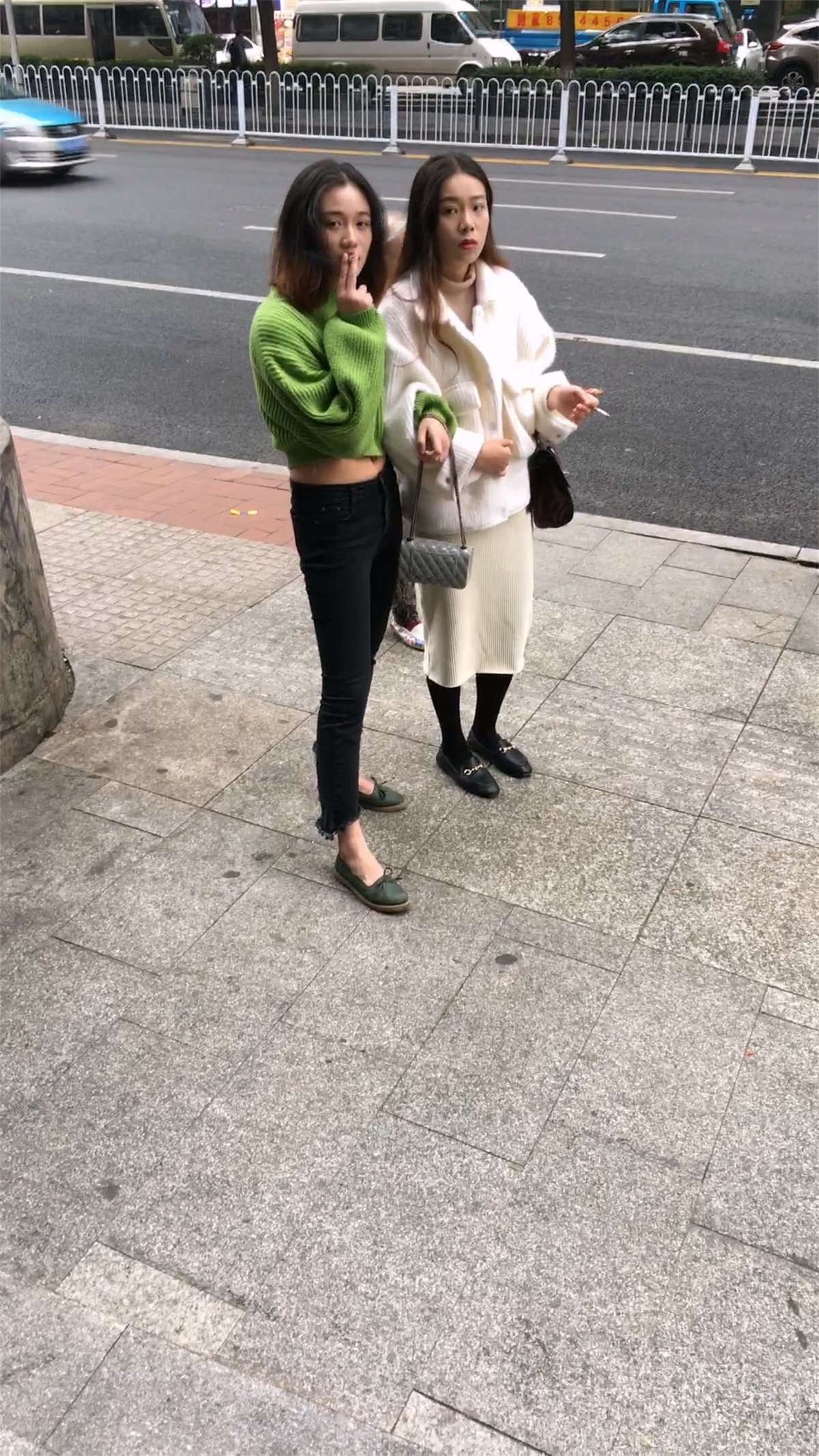 黑色紧身牛仔裤和白色包臀长裙妹子