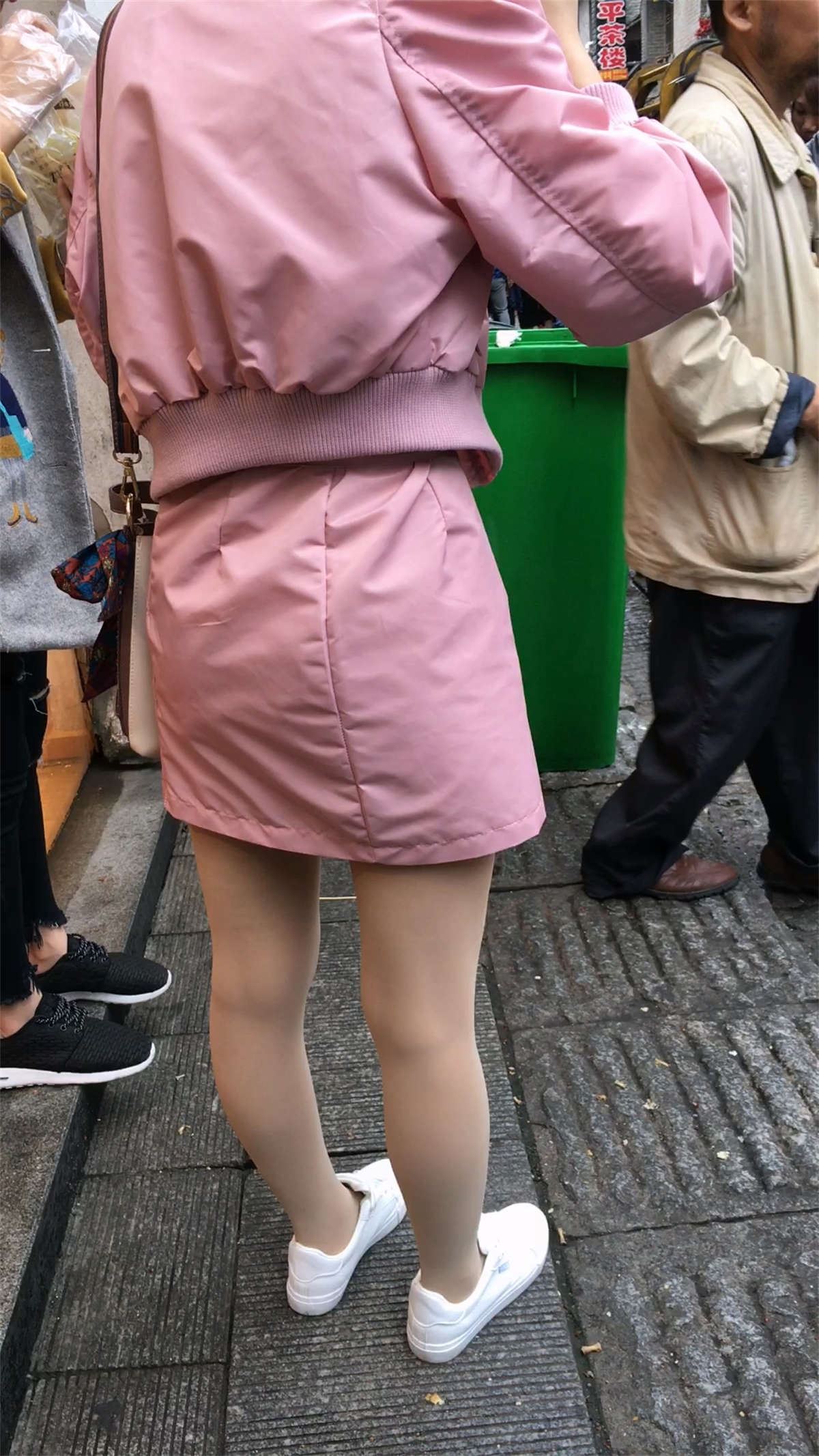 粉红色包臀短裙美眉