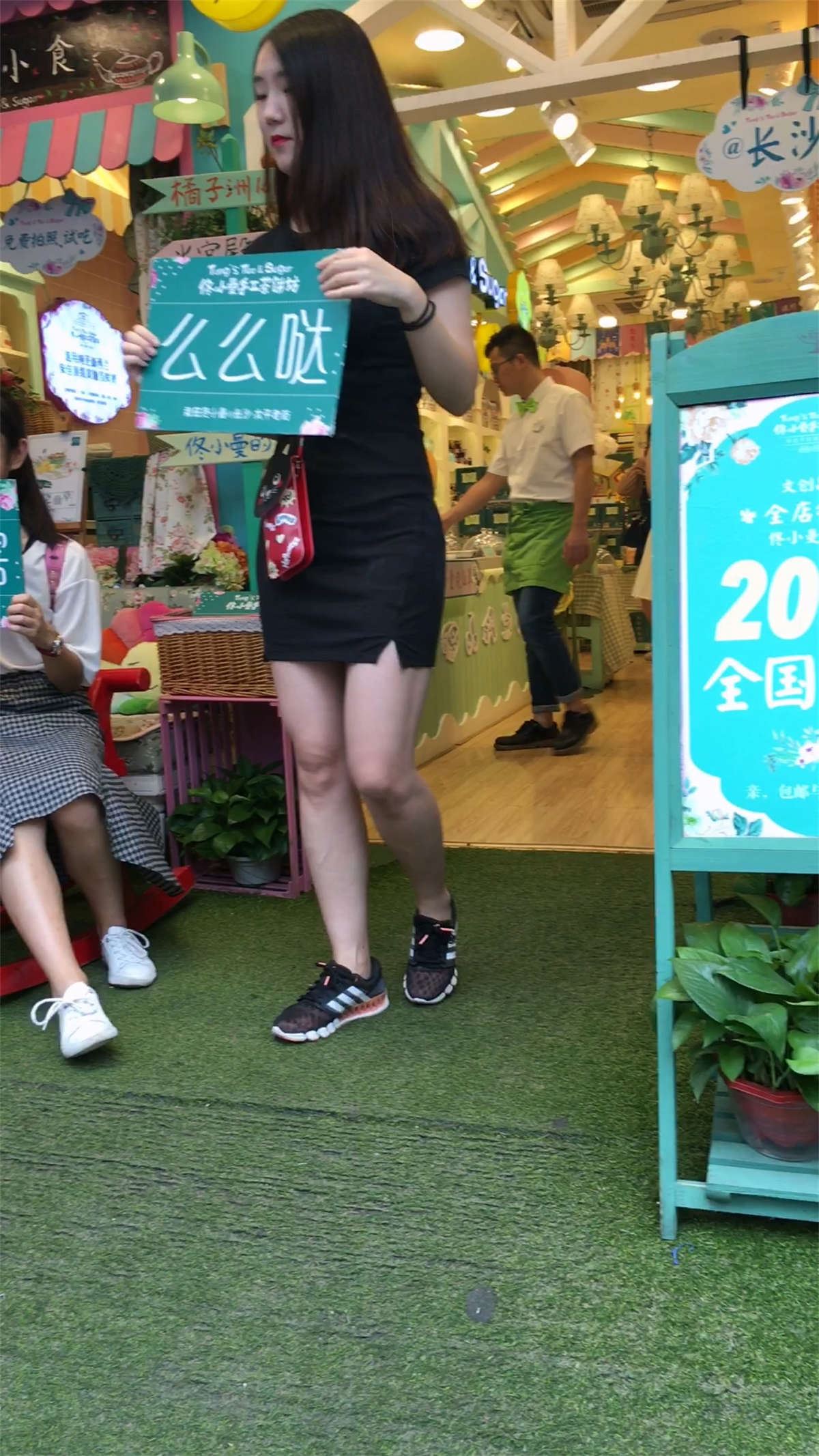 黑色短裙大姐姐