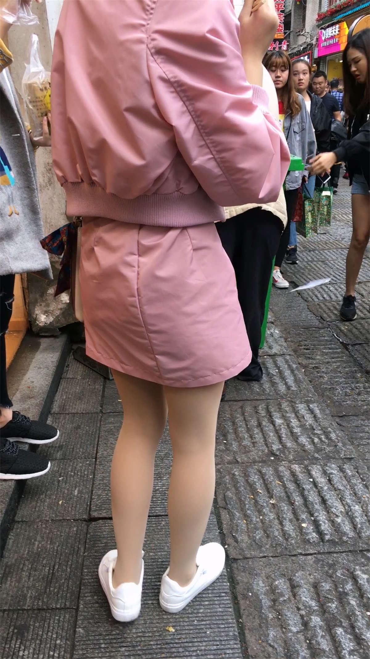 粉红色包臀短裙美眉