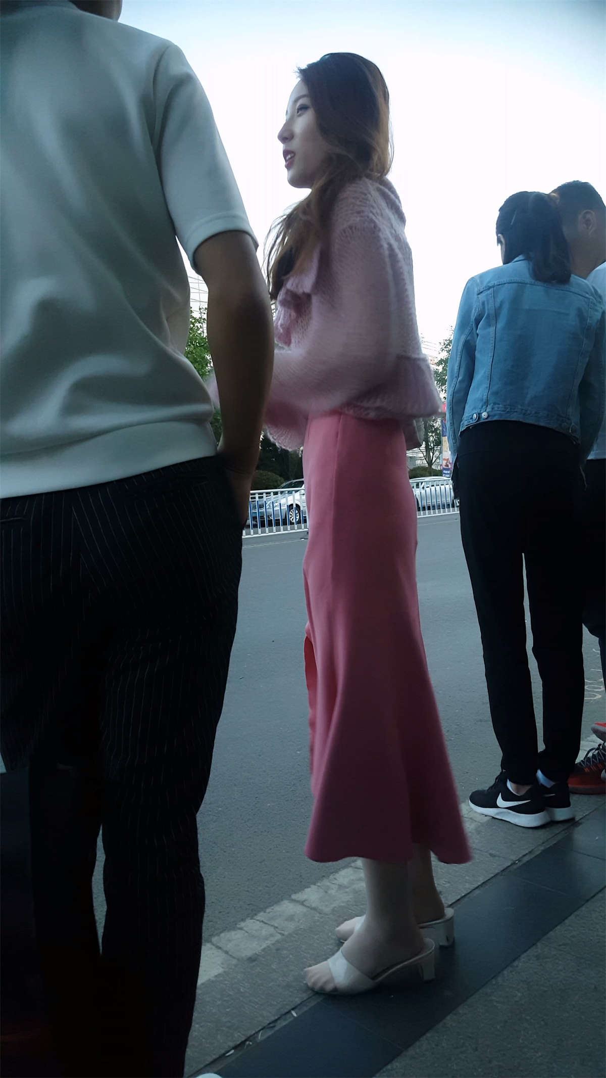 粉色紧身长裙高跟美女