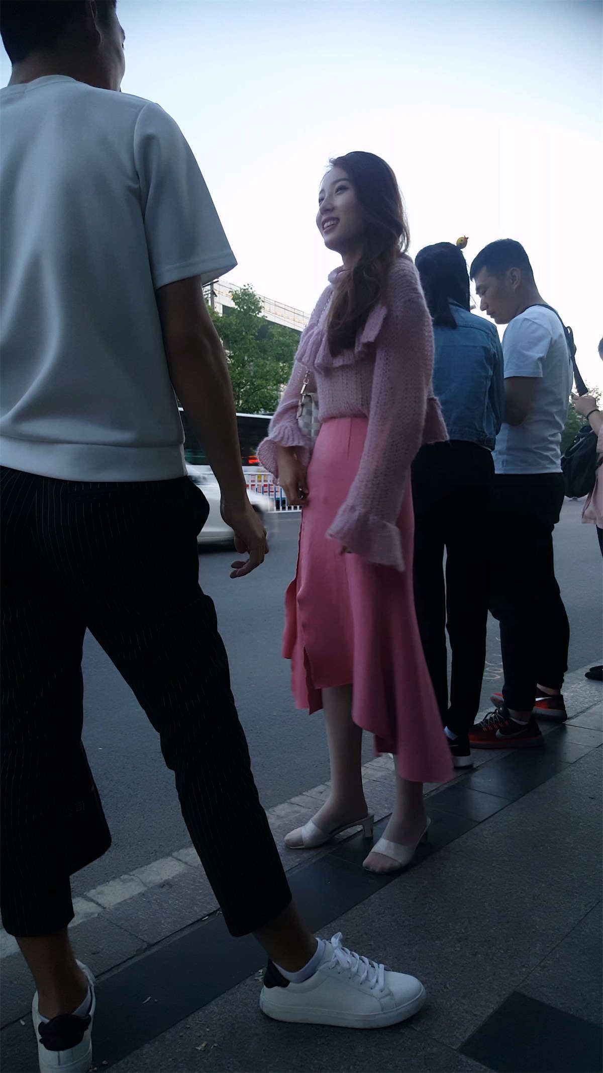 粉色紧身长裙高跟美女