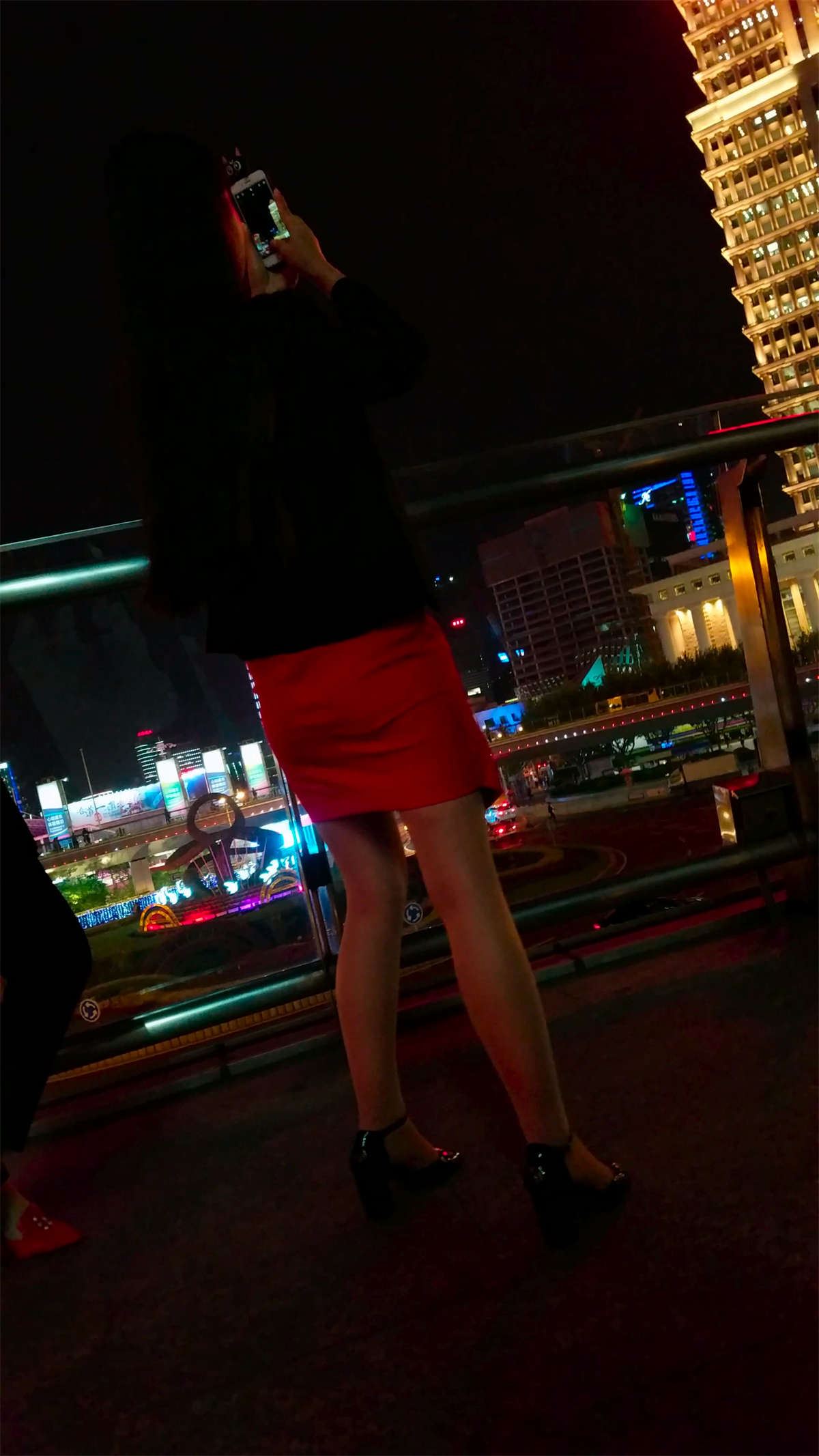 黑夜中的短裙美女