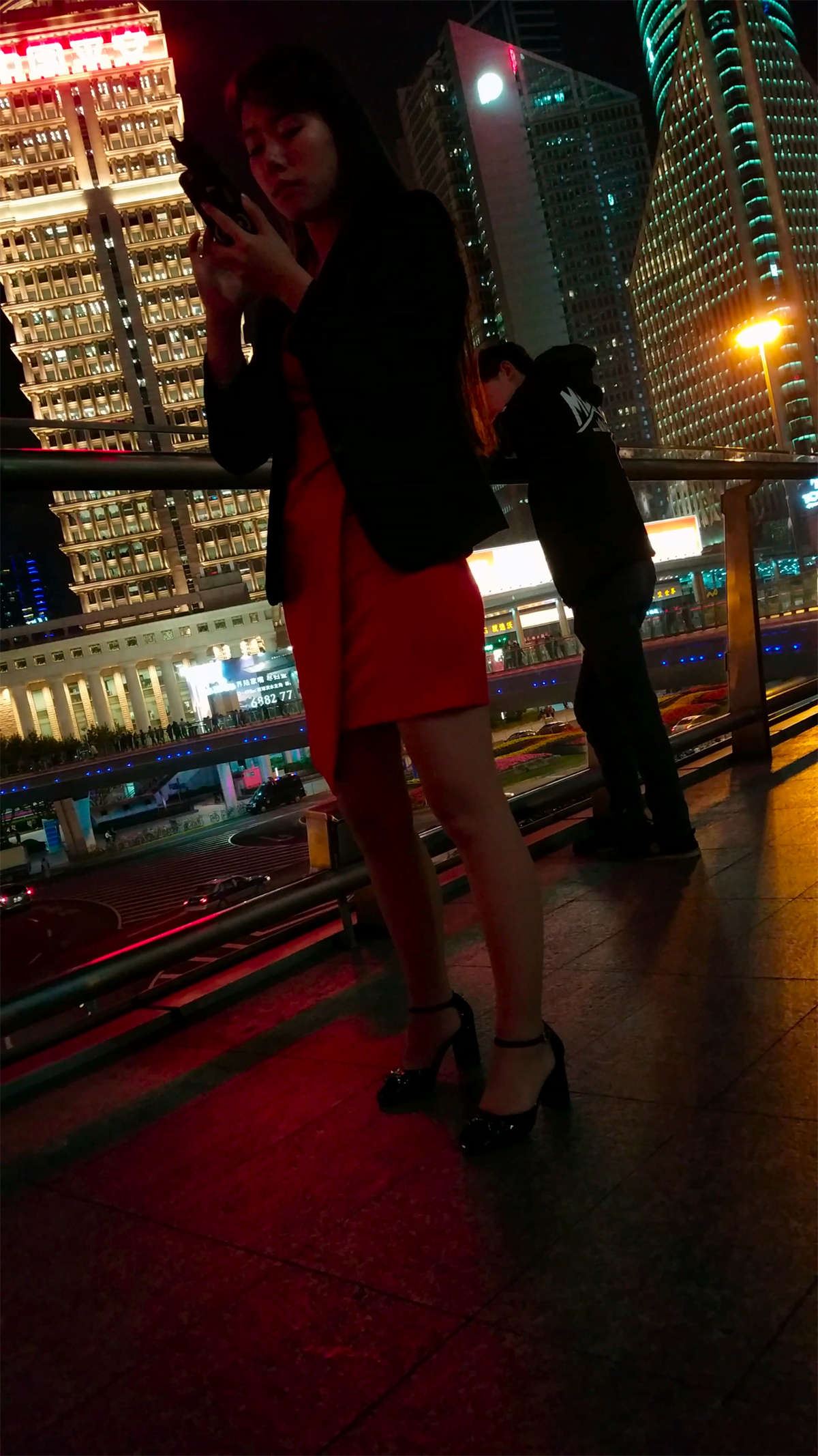黑夜中的短裙美女