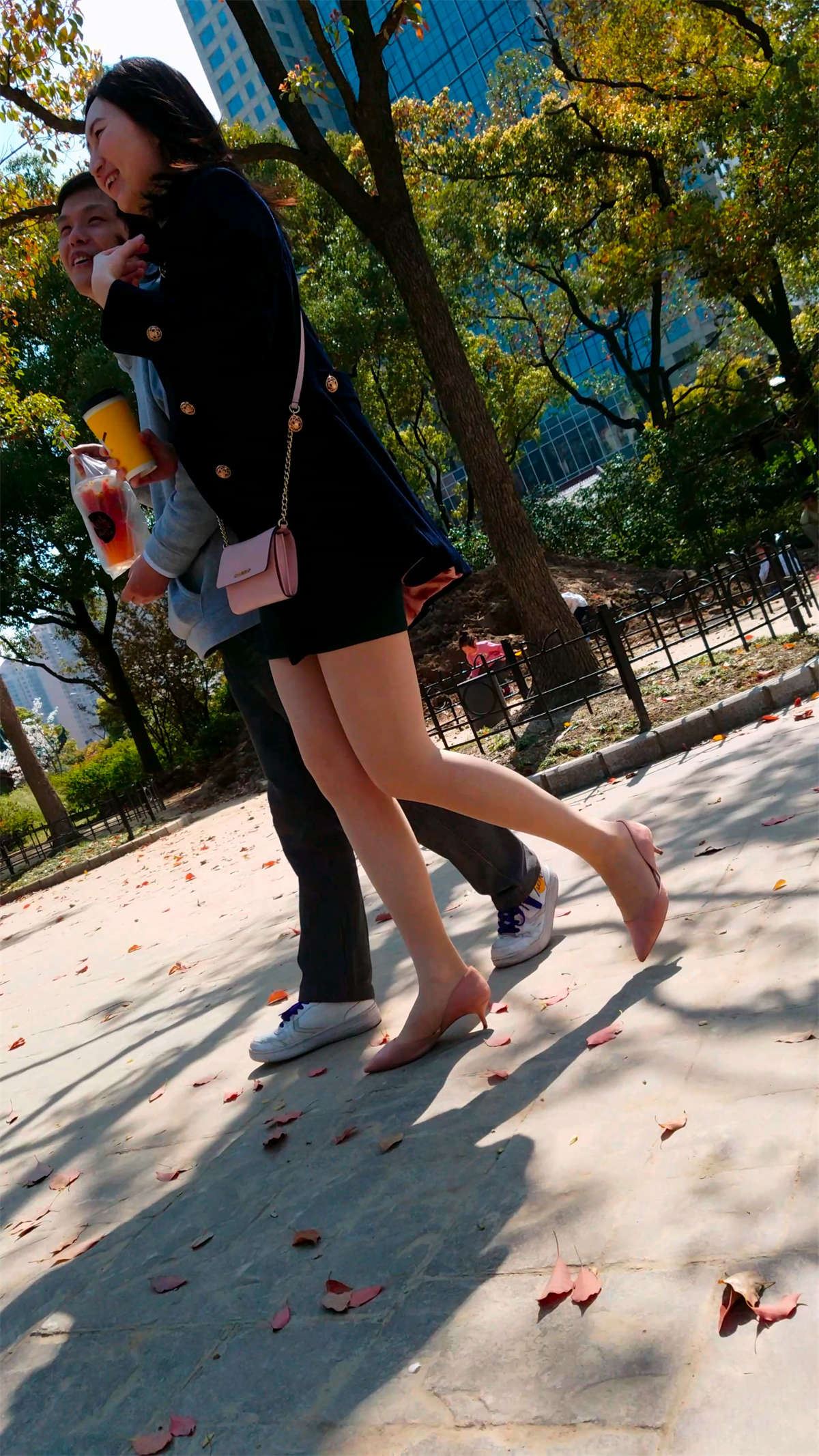 行走中的美少女