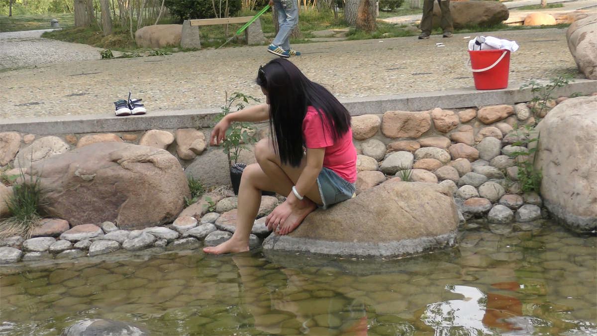 小美女在河边玩水