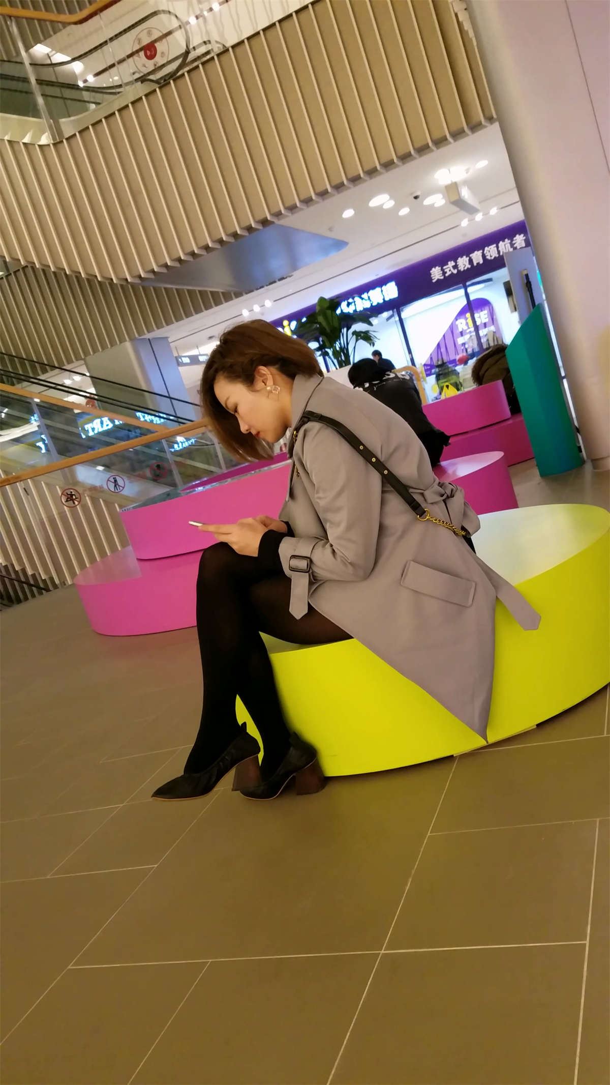 玩手机的黑色丝袜极品长腿短发美女