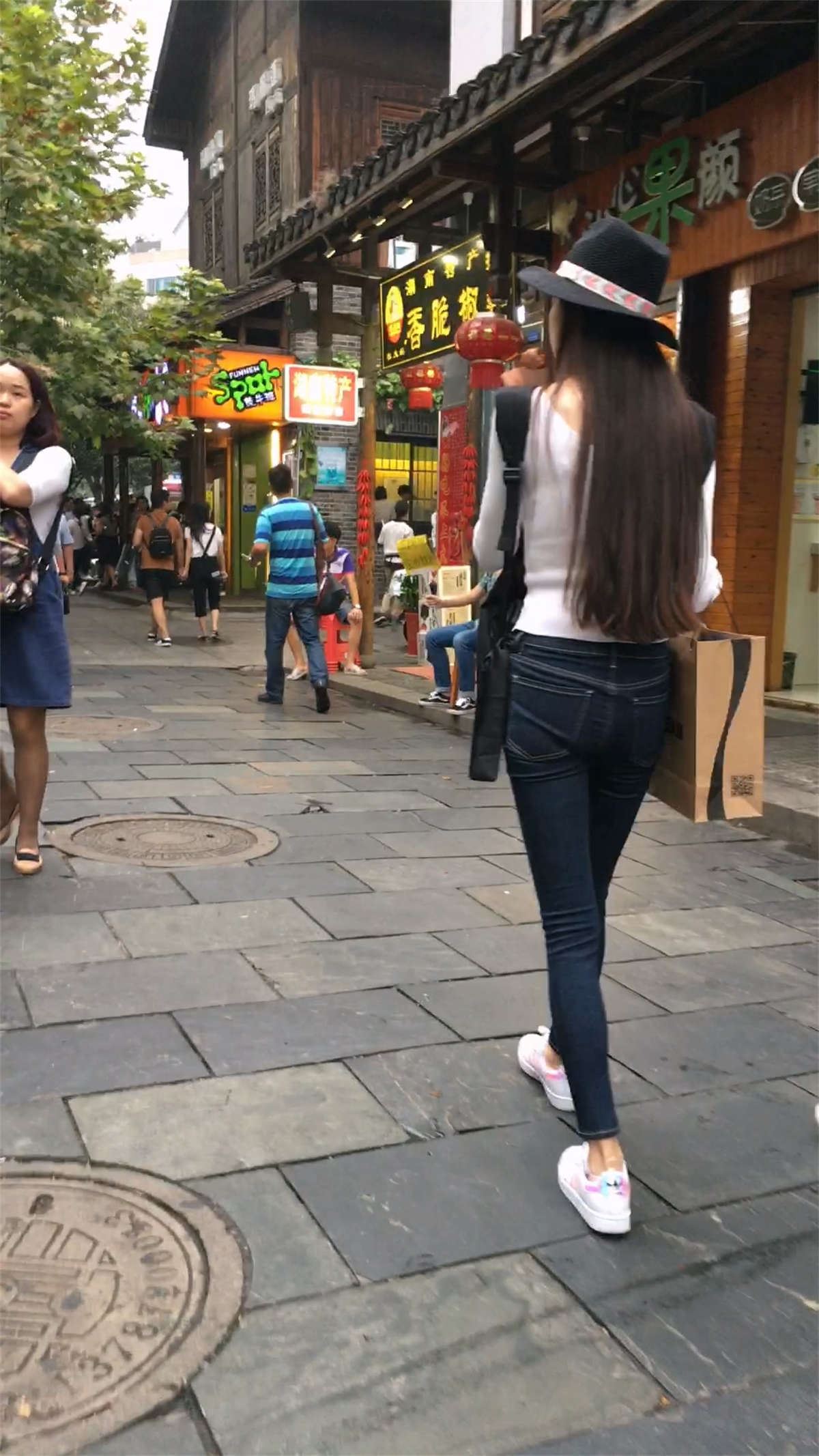 蓝色紧身牛仔裤大长腿模特