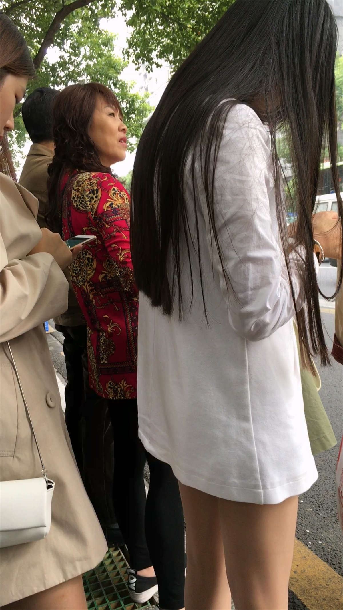 站台等车的两个长发美女