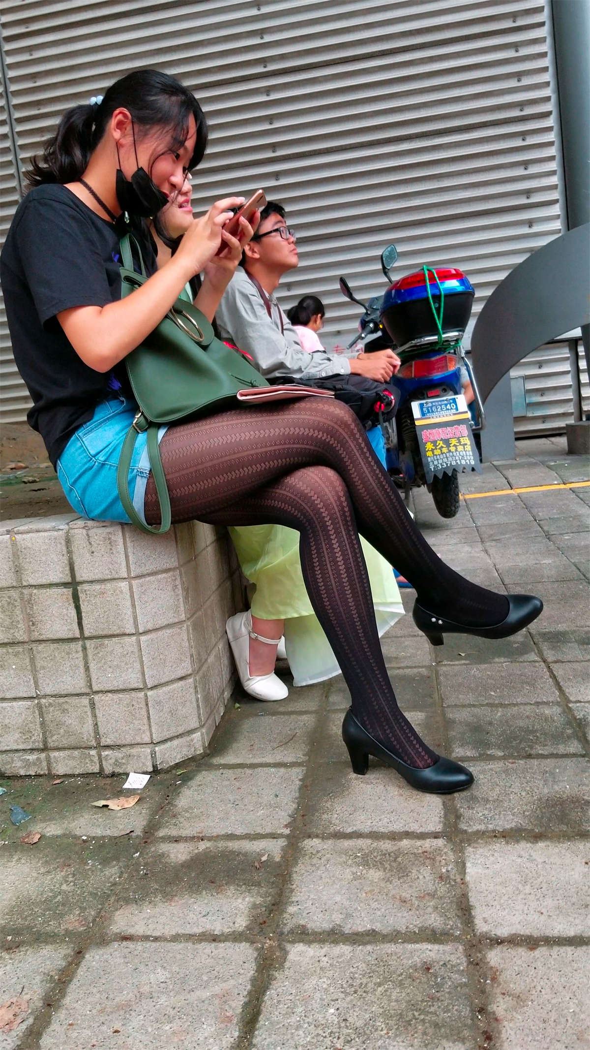 路边休息的黑丝美女