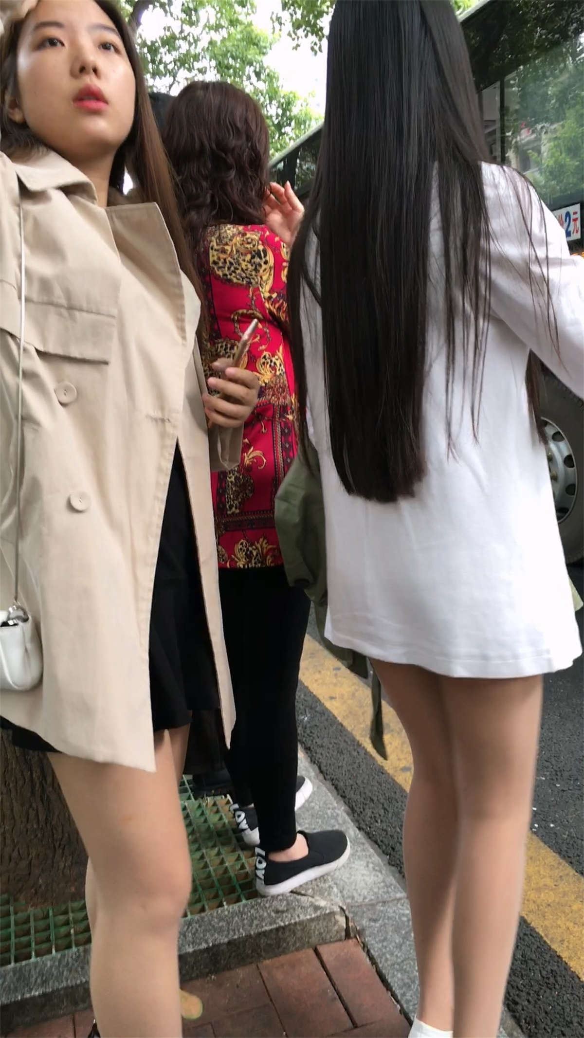 站台等车的两个长发美女